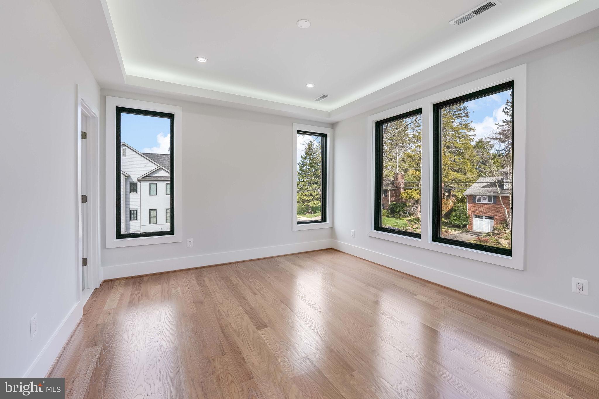 CRESCENT HILLS - Residential