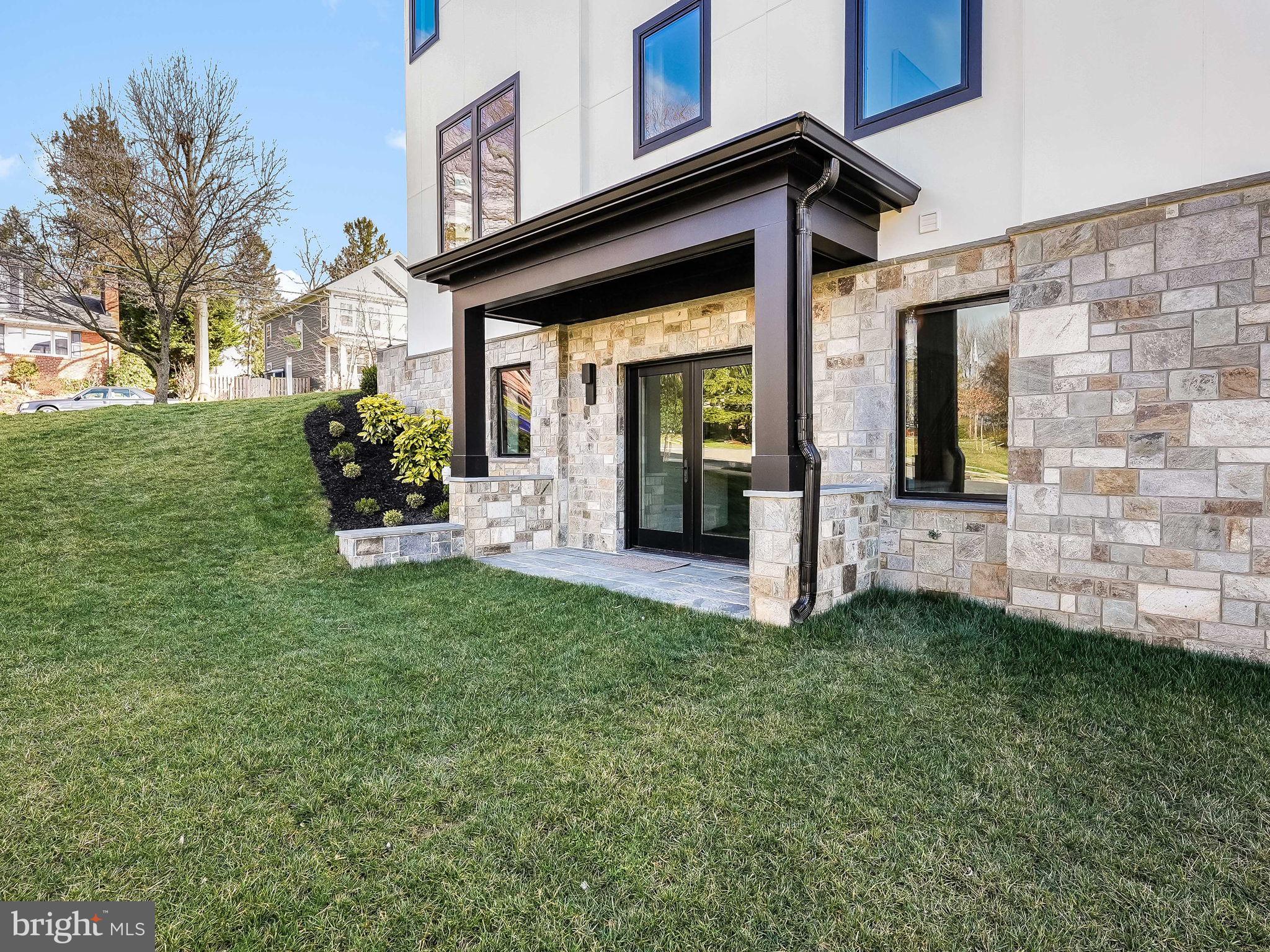 CRESCENT HILLS - Residential