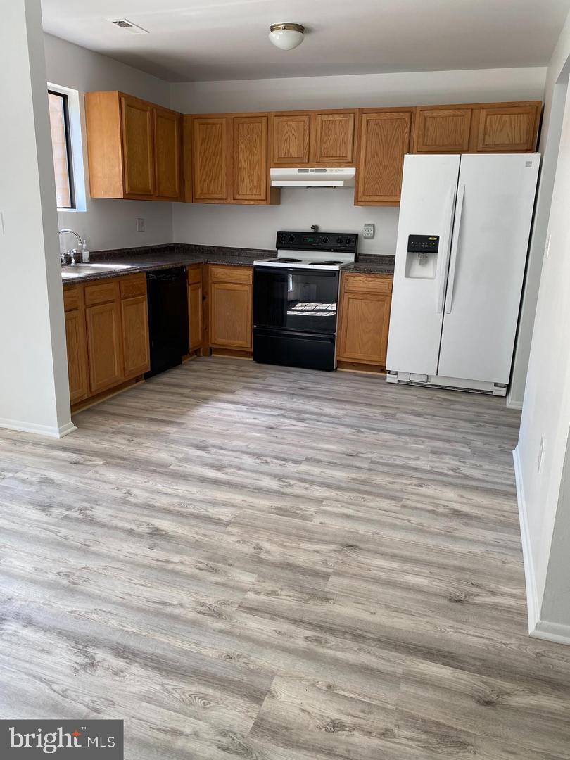 ADMIRALS WALK - Residential Lease