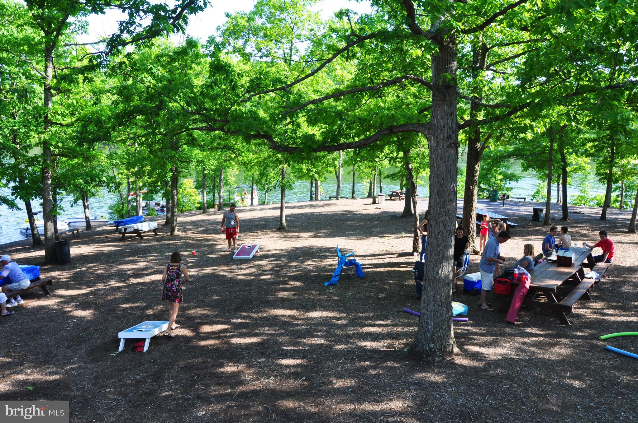 LAKE HOLIDAY ESTATES - Land