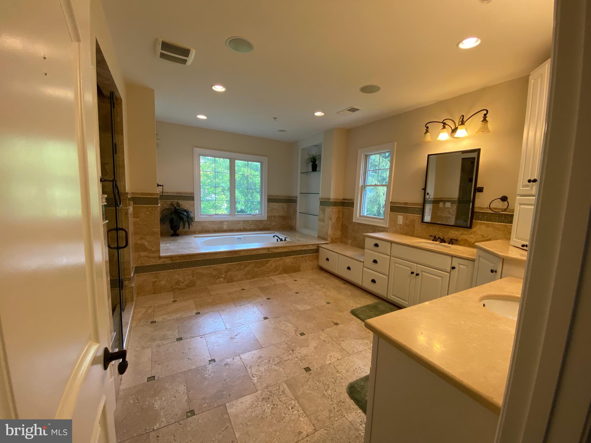 ENGLISH VILLAGE - Residential