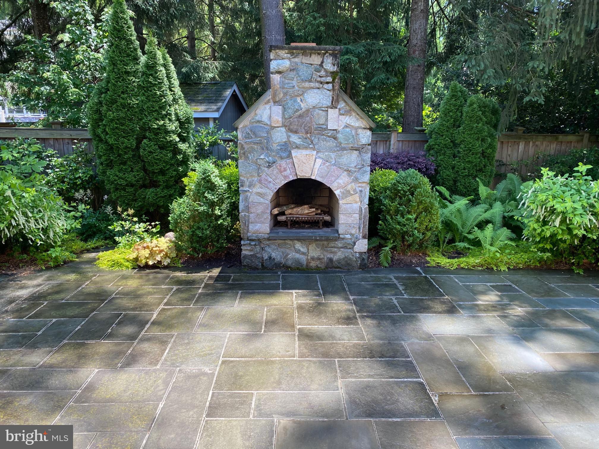 ENGLISH VILLAGE - Residential