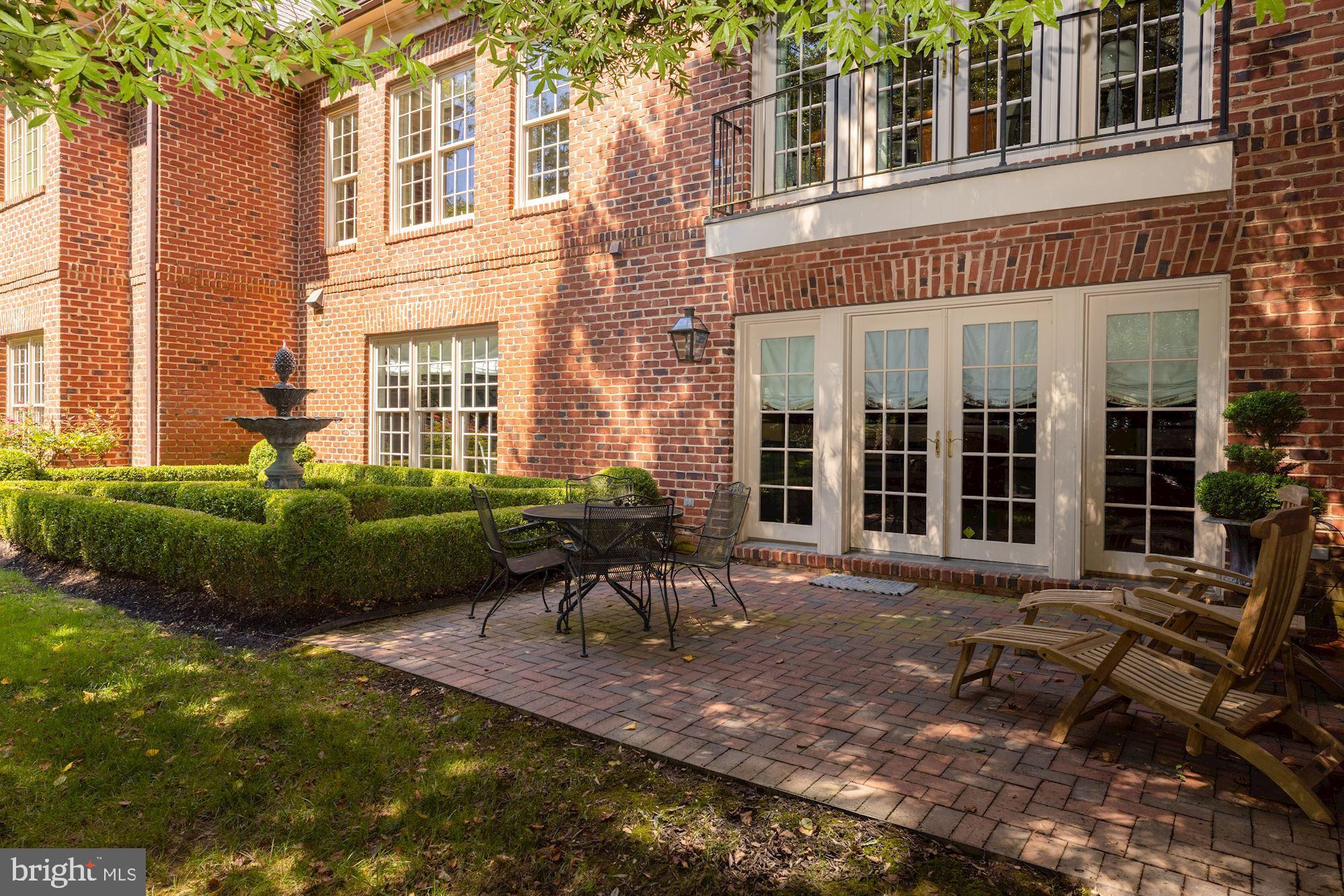 LANGLEY COURT - Residential