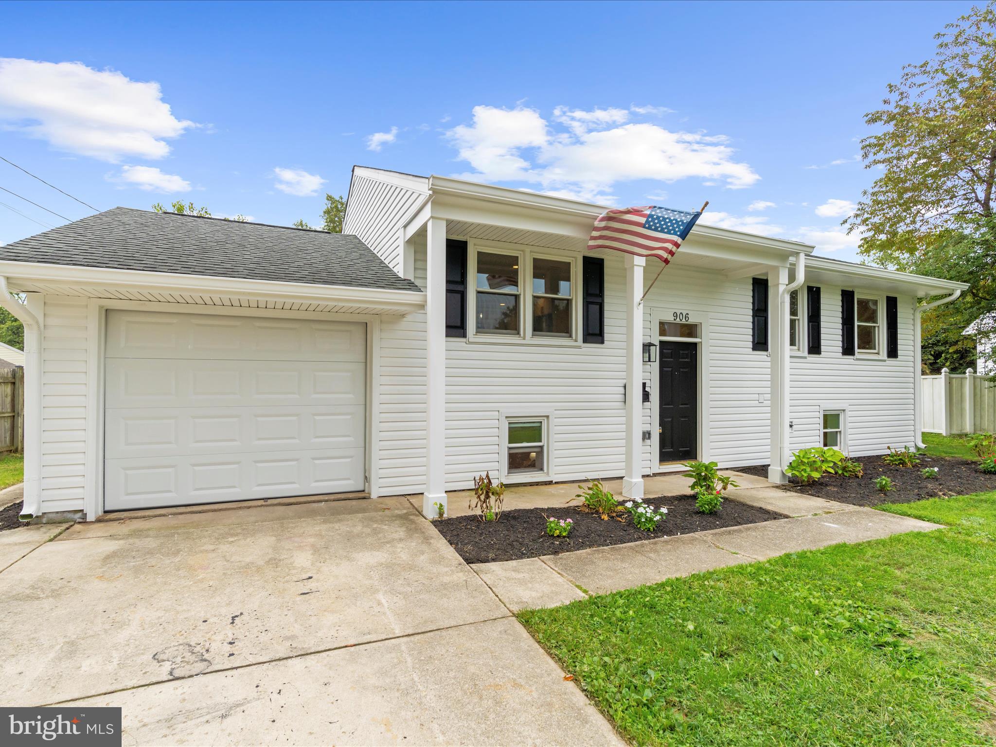 906 SILVER MAPLE COURT
