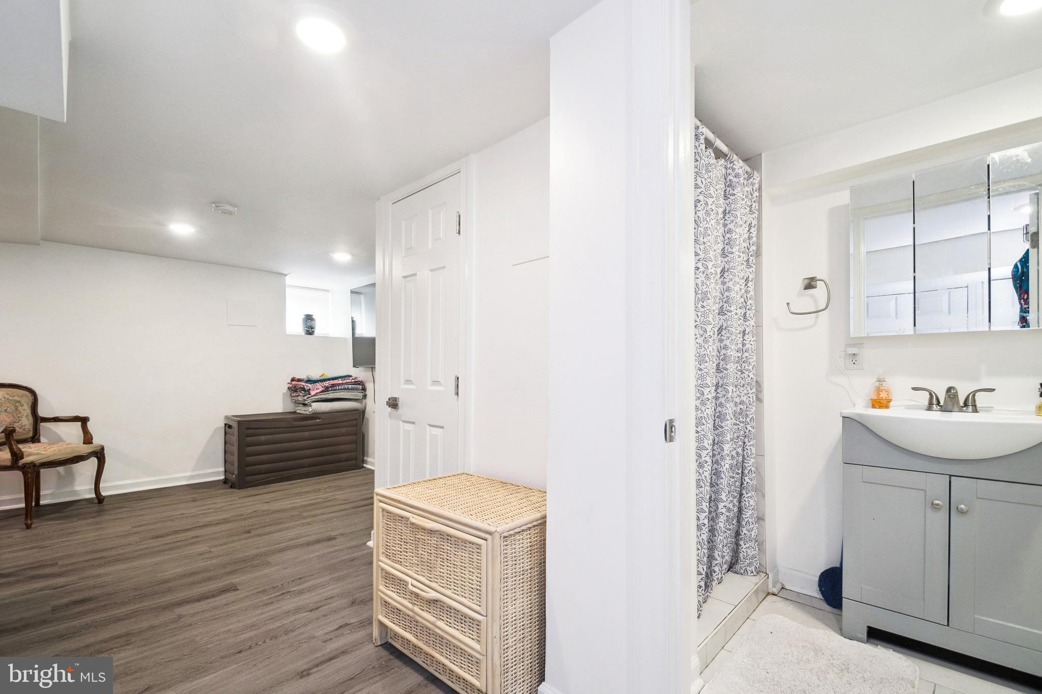 FOUR BY FOUR - Residential