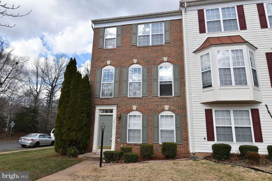 FORMER MODEL BRICK END UNIT HOME, TALL CEILINGS, HUGE KITCHEN WITH 42 IN CABINETS AND LARGE ISLAND, DESK, MASTER SUITE WITH LUXURY BATH, SPACIOUS ROOMS, LOWER LEVEL COMPLETE WITH REC ROOM/ 4TH BEDROOM, FULL BATH. FENCE AND BACK YARD!  GREAT HOME!!  EXCELLENT LOCATION CONVENIENT TO MAJOR HIGHWAY, SCHOOLS, SHOPPING, RESTAURANTS AND MORE!! SMALL PETS UNDER 40 LBS ACCEPTES ON A CASE BY CASE BASIS!!