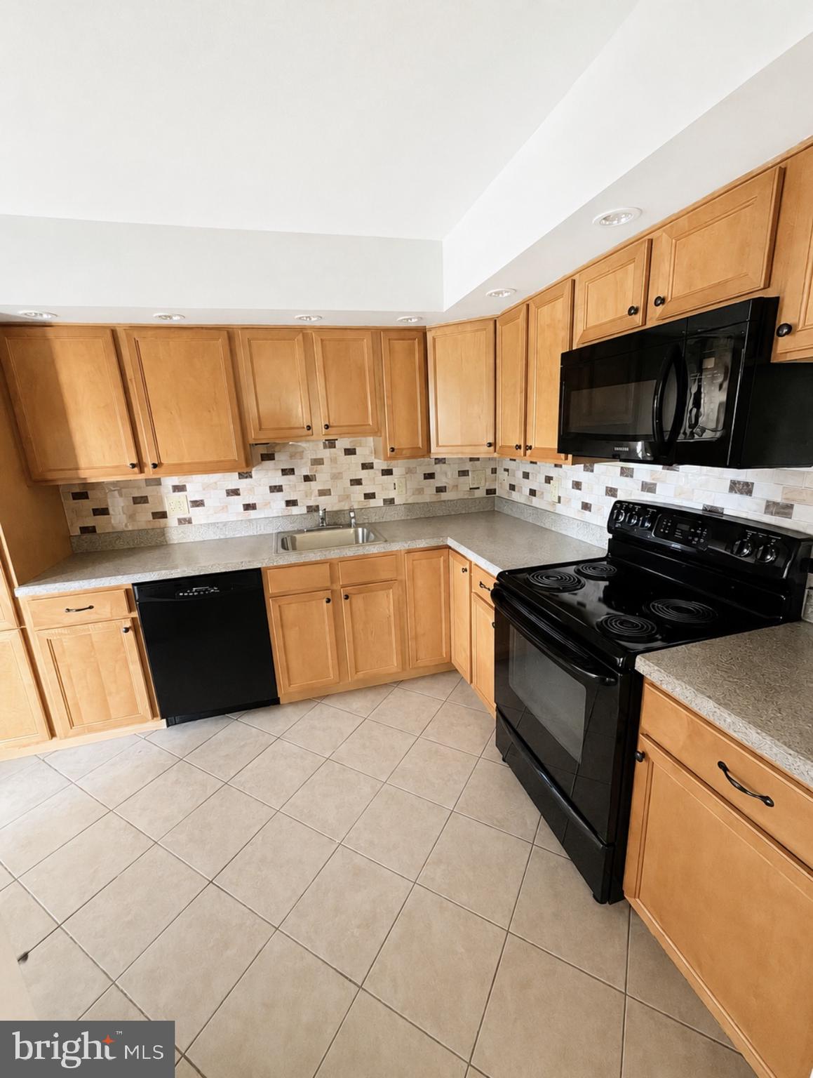 1575 W STREET ROAD 327
