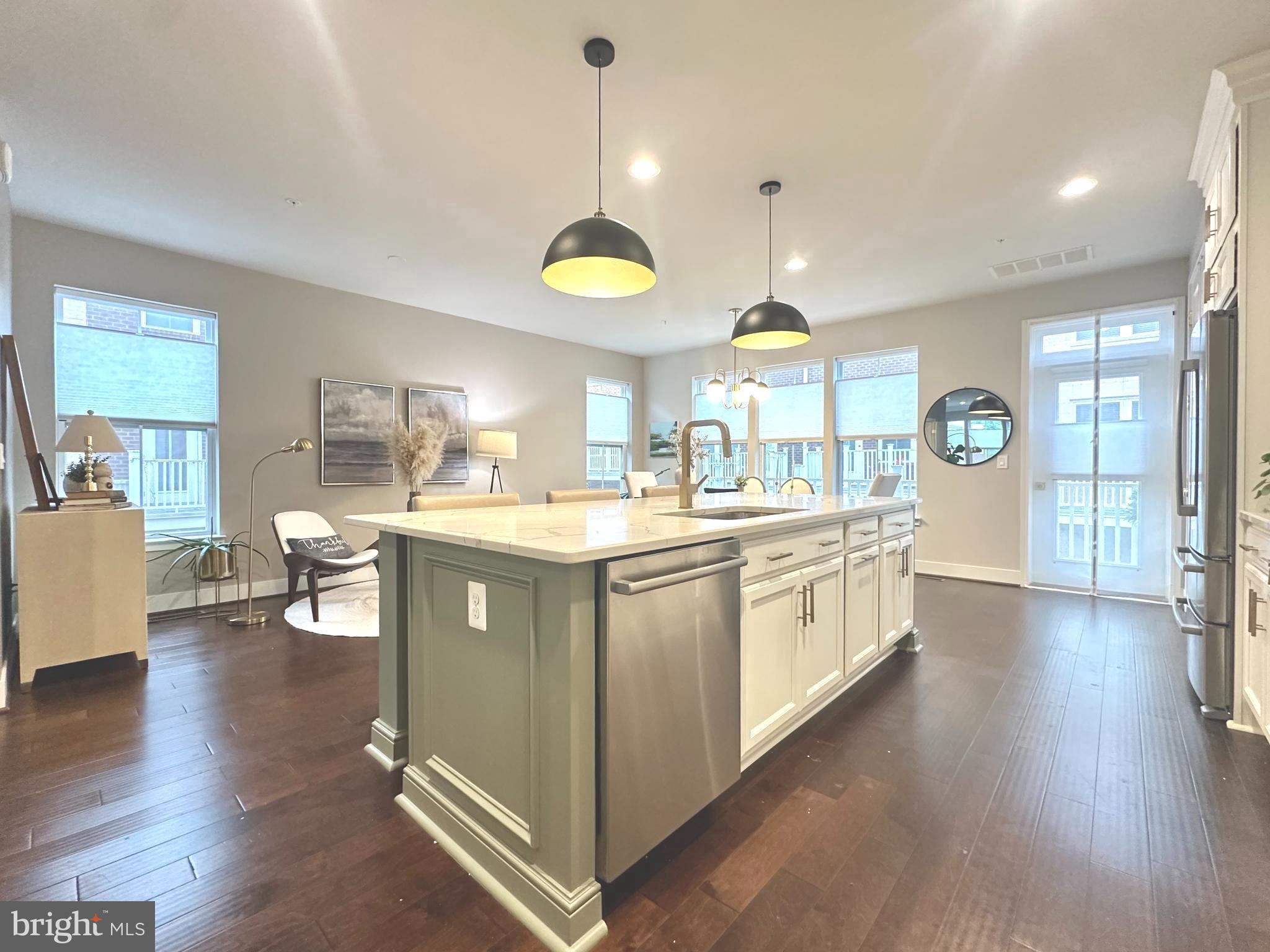 SUNRISE SQUARE - Residential