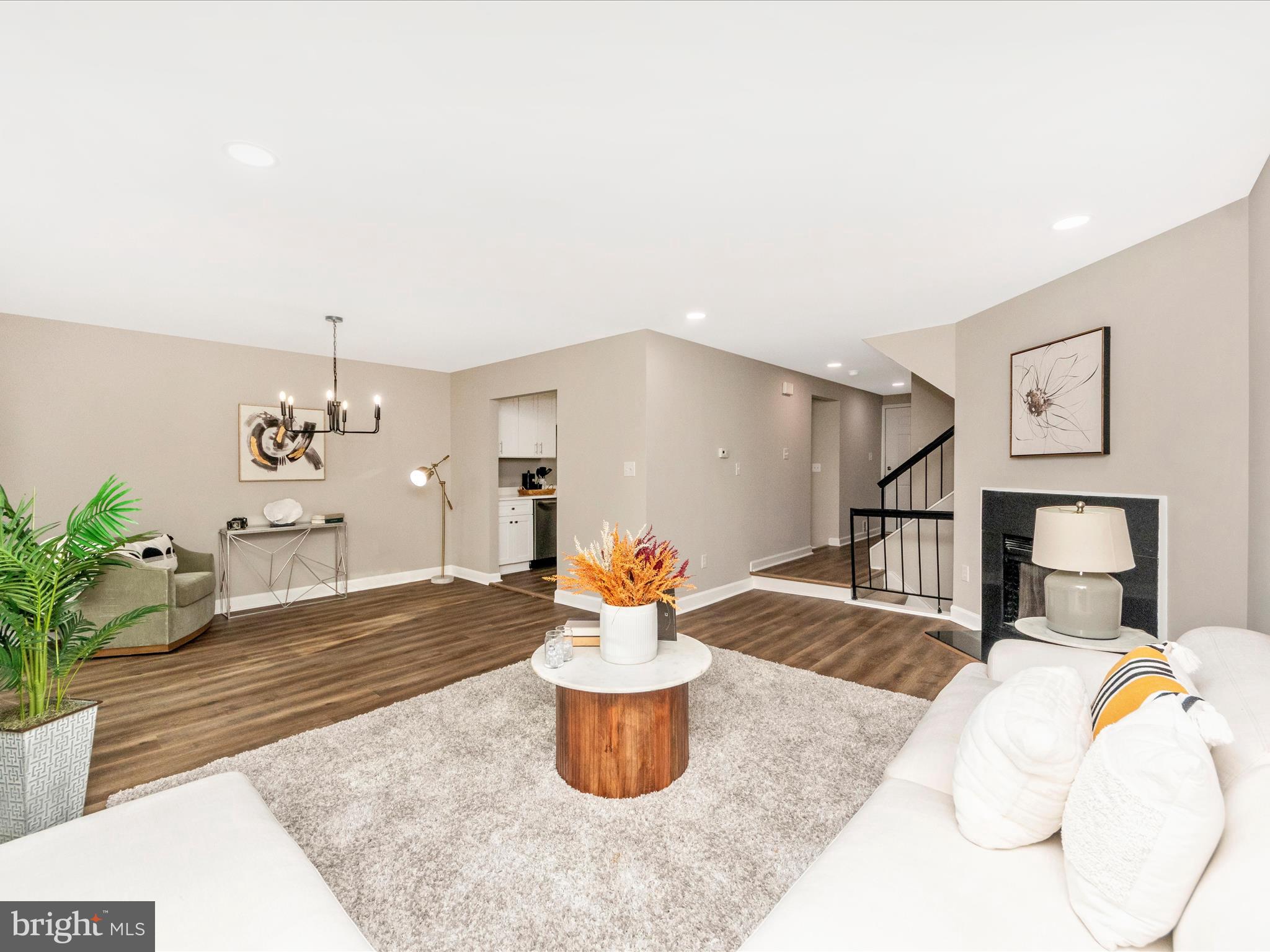 WOODLAND HILLS - Residential