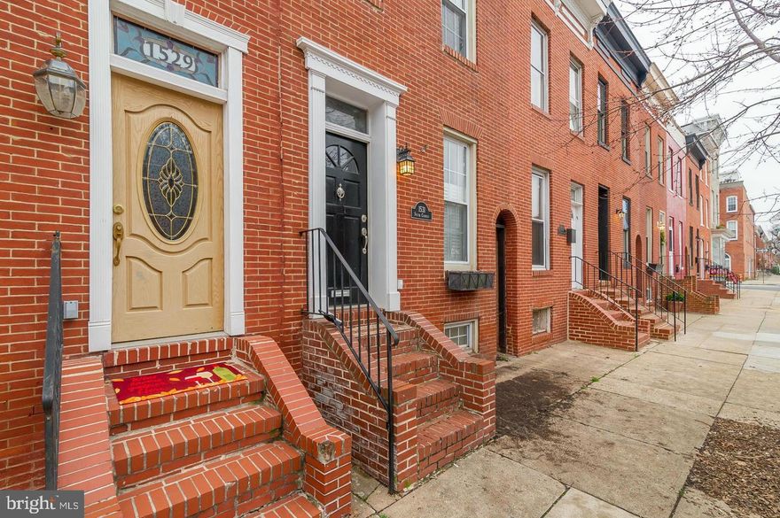 Beautifully updated home in Federal Hill on a fun and charming block w/ parking ! 2 bed 2.5 bath, Incredible kitchen w/ SS appliances & granite counter tops, hardwood floors, generous sized bedrooms, large closet, large parking pad, and a deck. Good roommate layout. Great location near I95, restaurants, museums, night life, stadiums, and the Inner Harbor. *Available for a 5/10 move in, open house Tuesday 4/11 from 6-630*