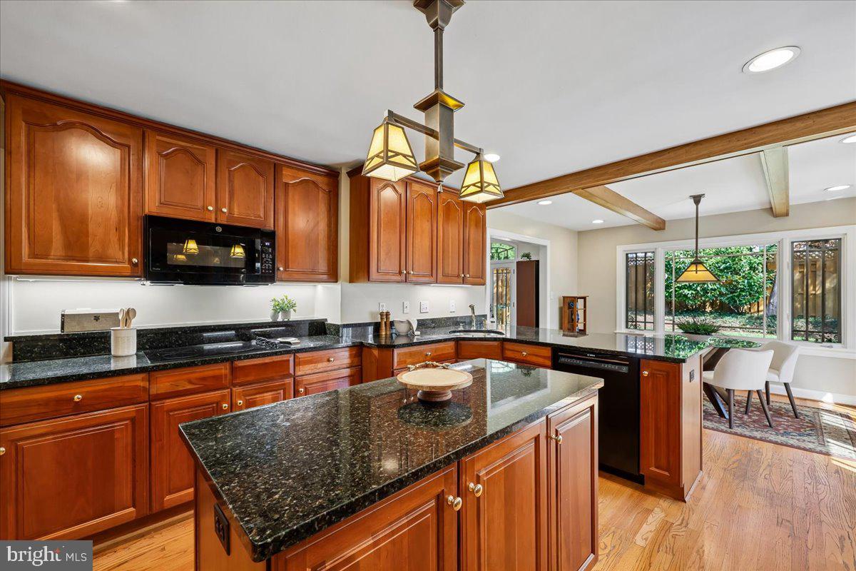 ENGLISH VILLAGE - Residential