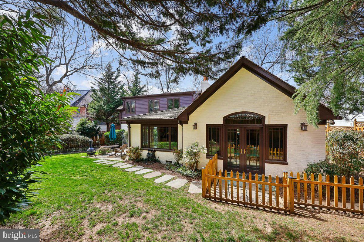 ENGLISH VILLAGE - Residential