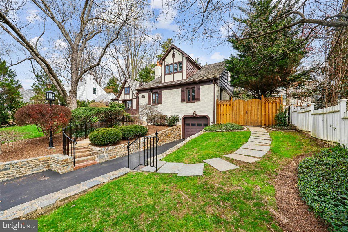 ENGLISH VILLAGE - Residential