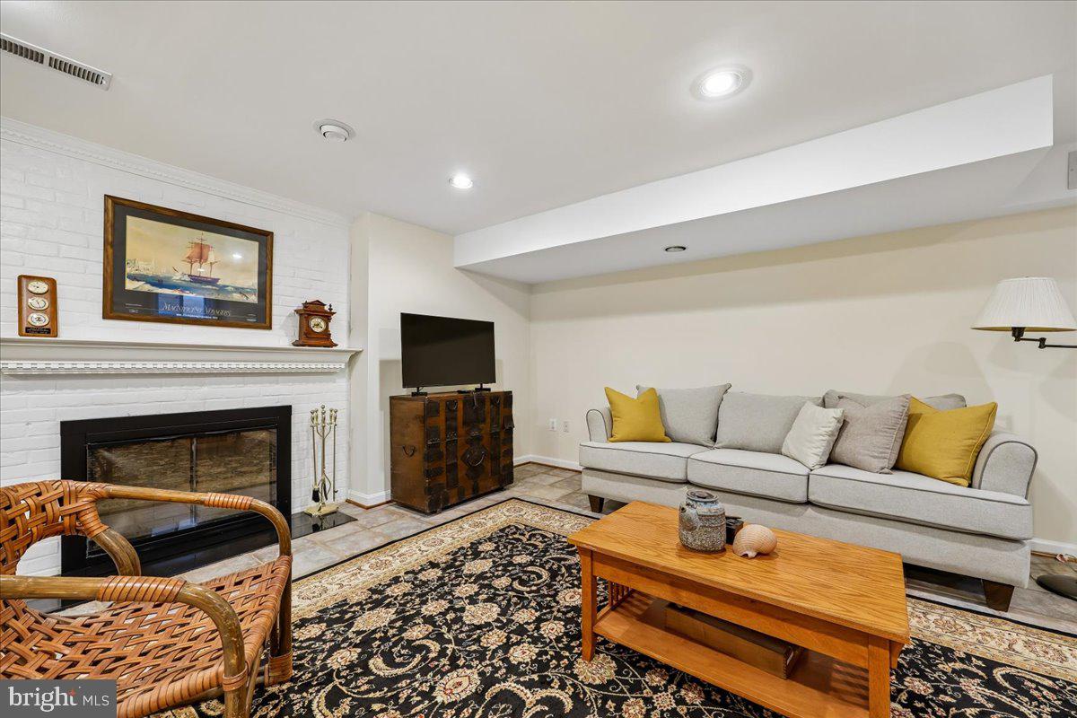 ENGLISH VILLAGE - Residential