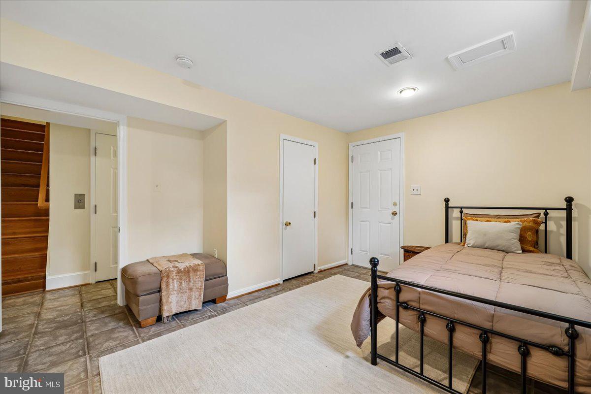 ENGLISH VILLAGE - Residential