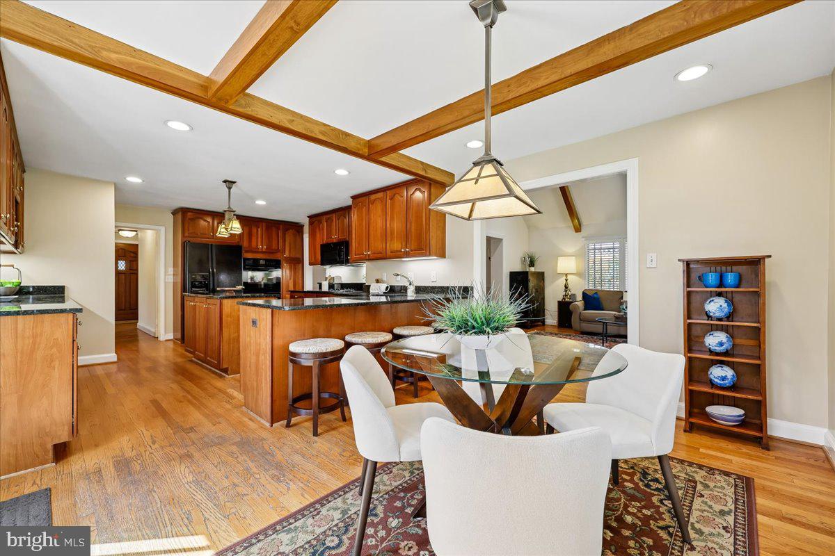 ENGLISH VILLAGE - Residential