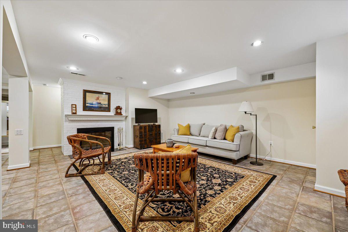 ENGLISH VILLAGE - Residential