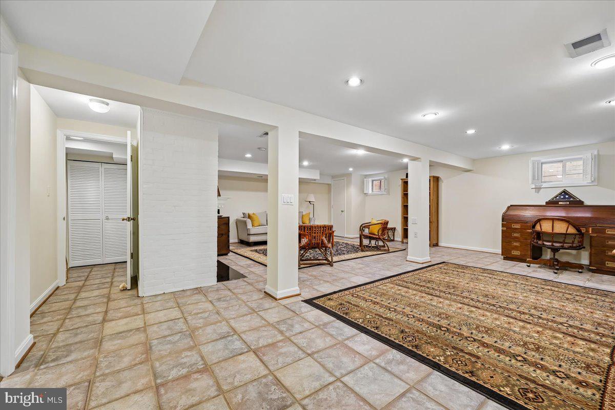 ENGLISH VILLAGE - Residential