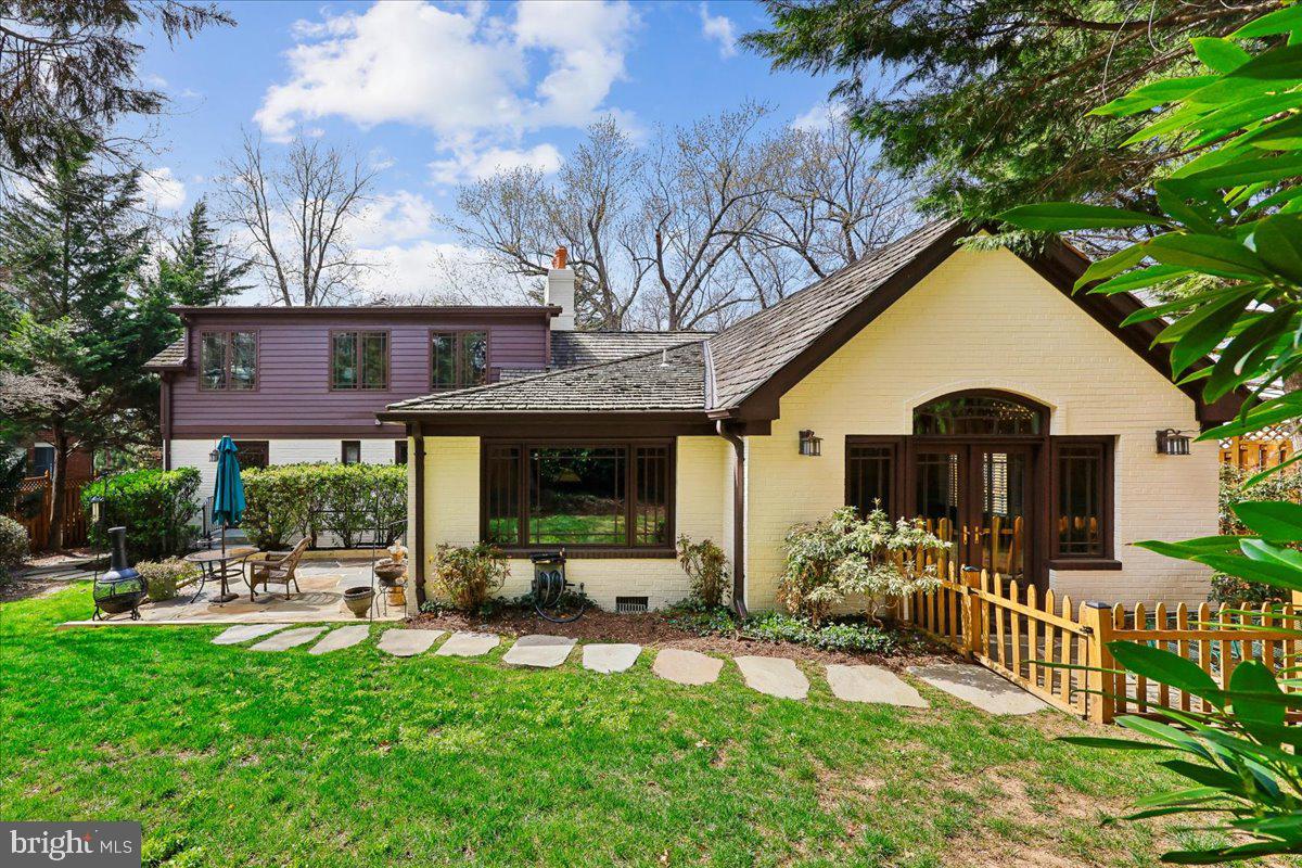 ENGLISH VILLAGE - Residential