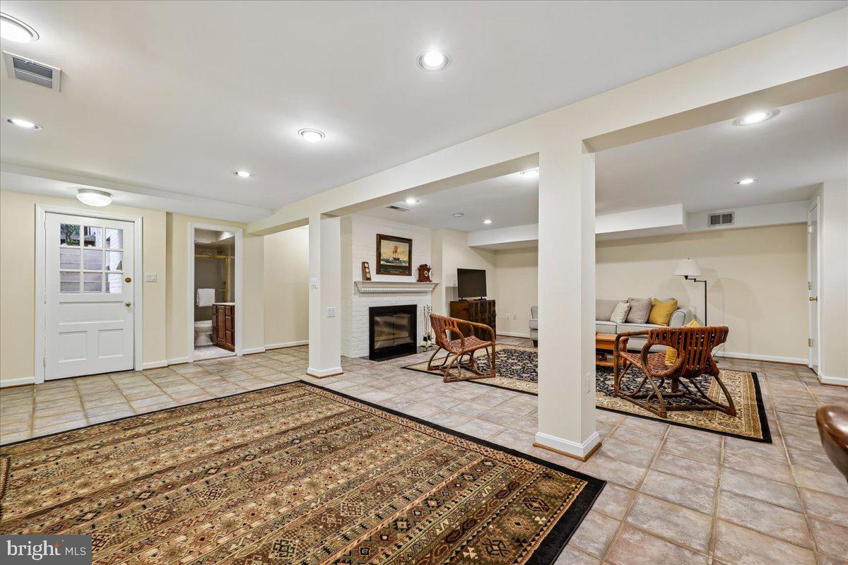 ENGLISH VILLAGE - Residential