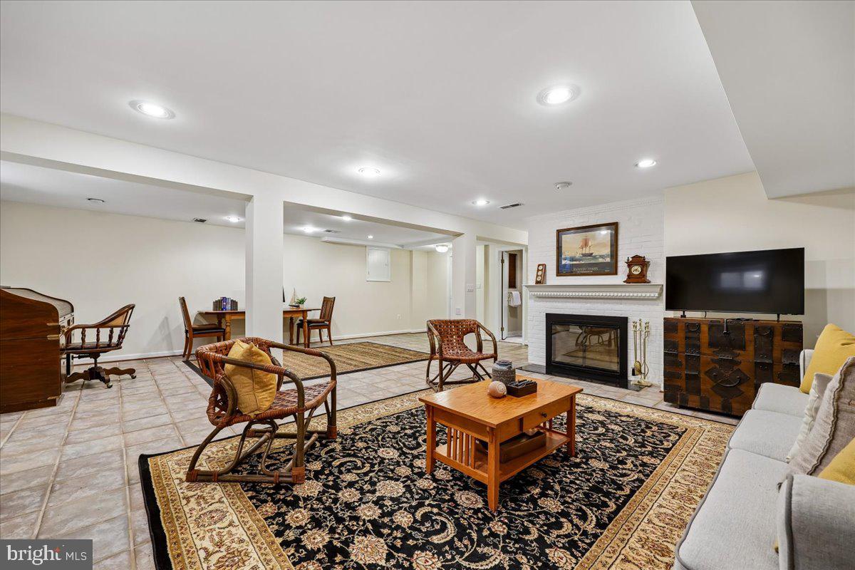 ENGLISH VILLAGE - Residential