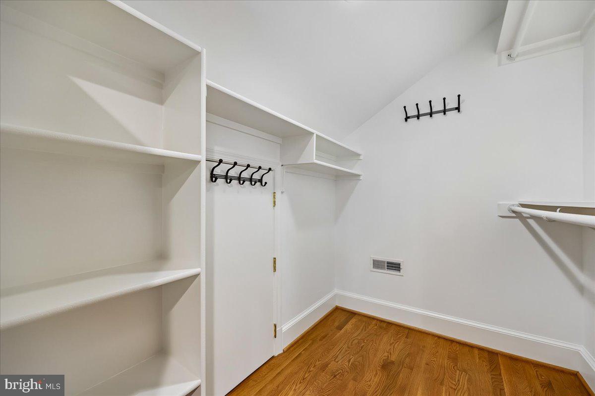 ENGLISH VILLAGE - Residential