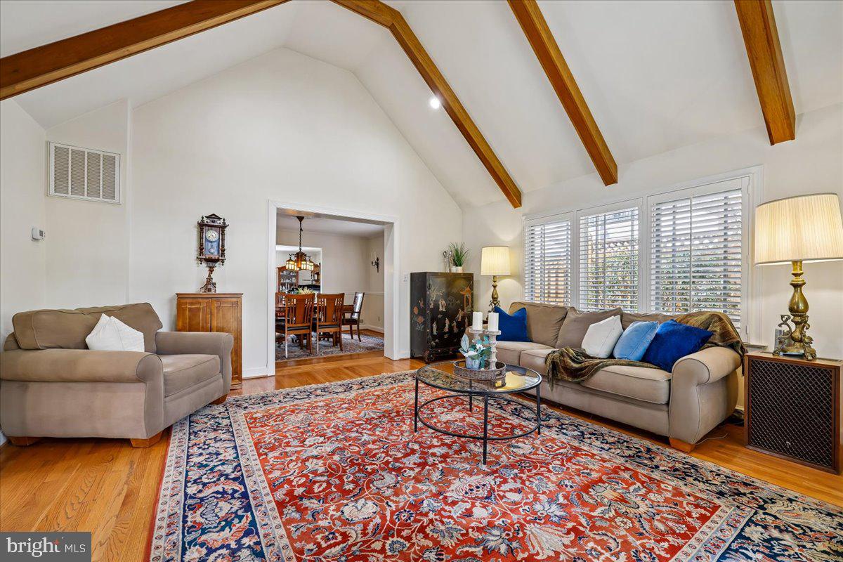 ENGLISH VILLAGE - Residential