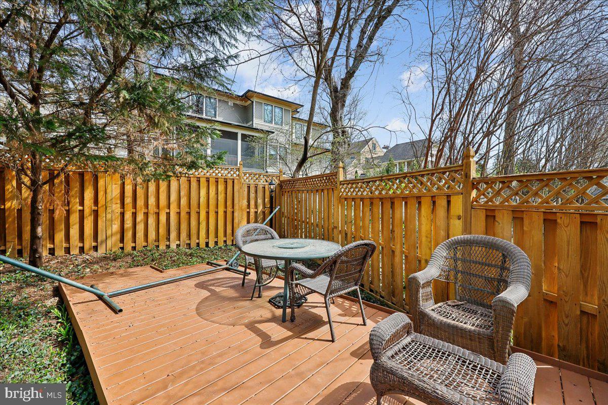 ENGLISH VILLAGE - Residential