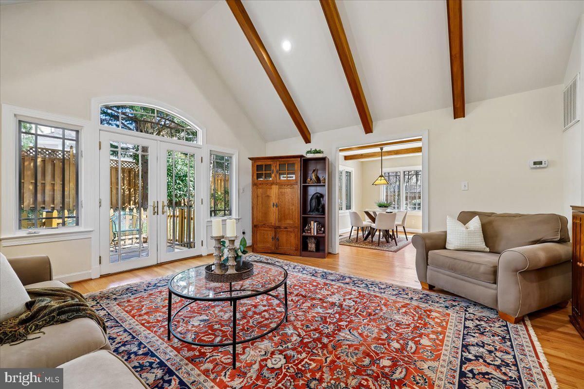 ENGLISH VILLAGE - Residential