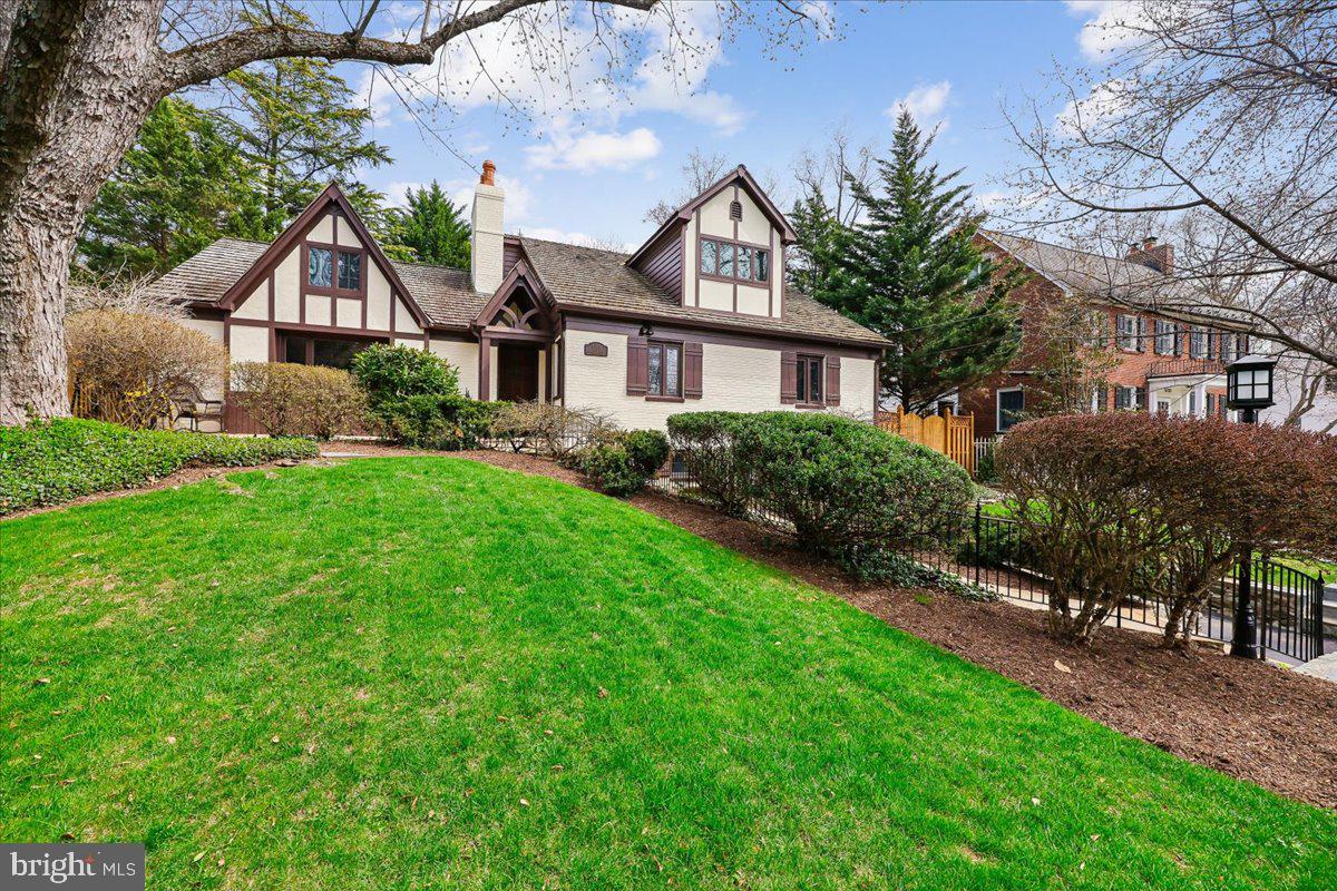 ENGLISH VILLAGE - Residential