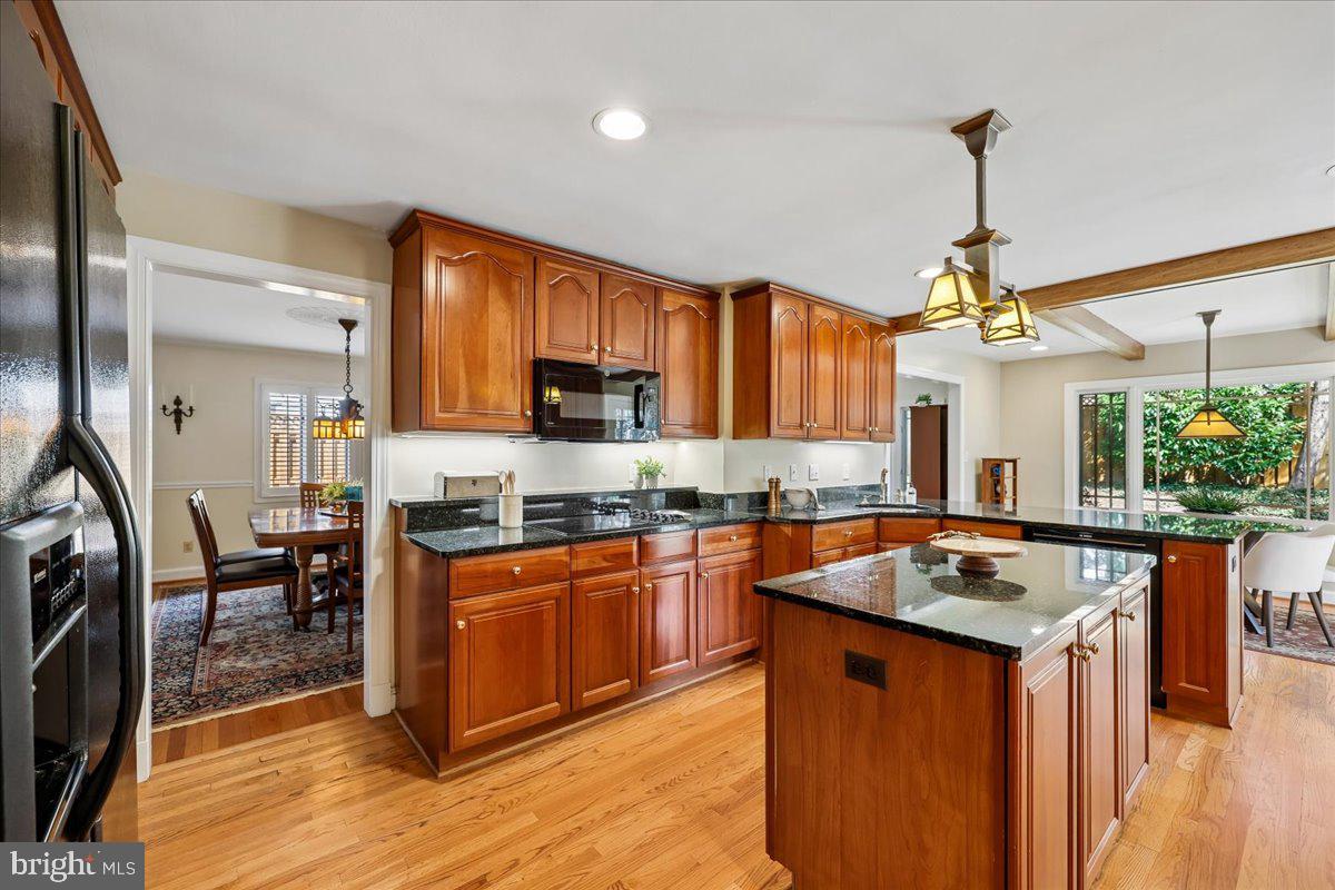 ENGLISH VILLAGE - Residential