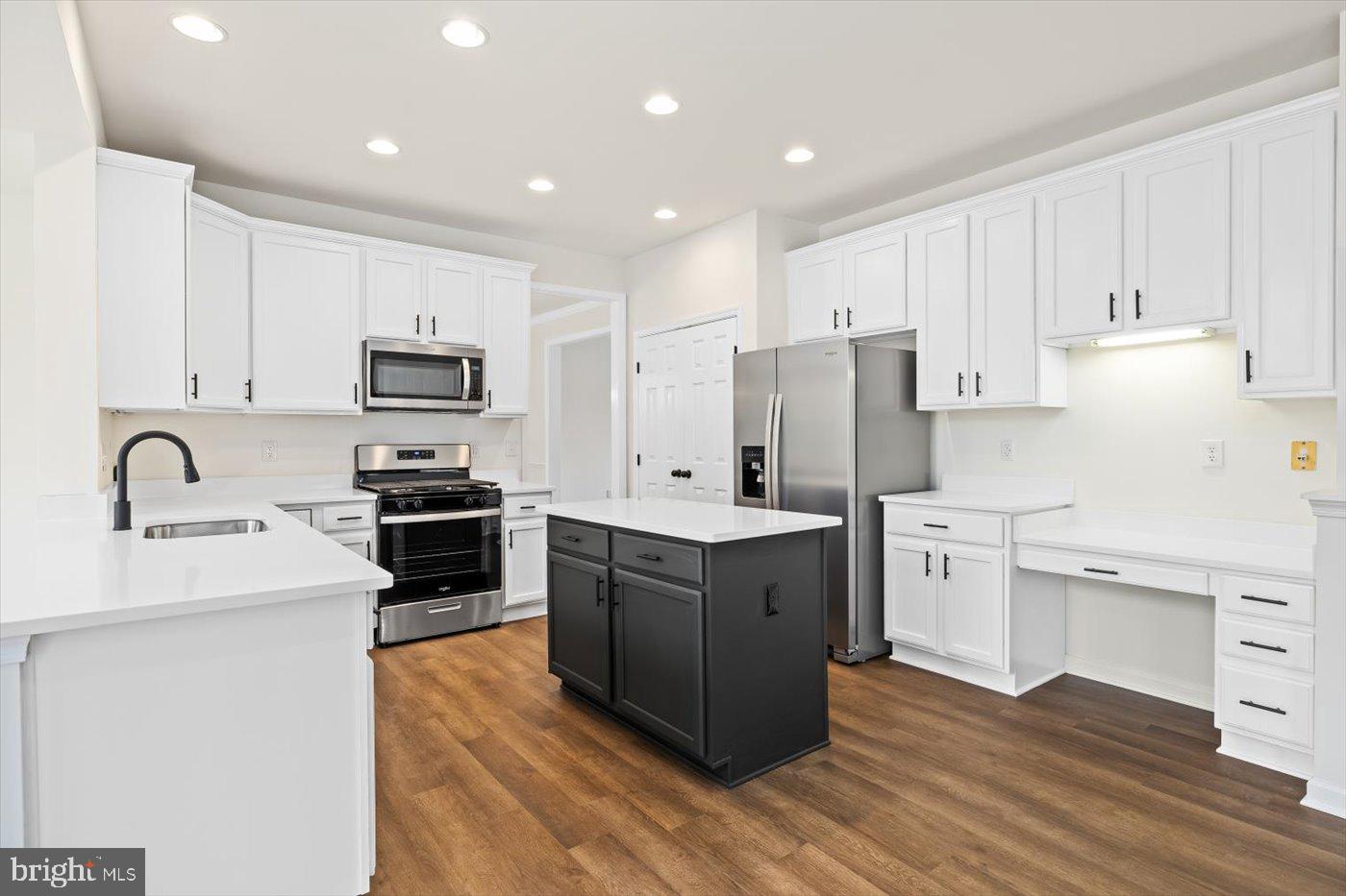 COUNTRY CLUB ESTATES - Residential