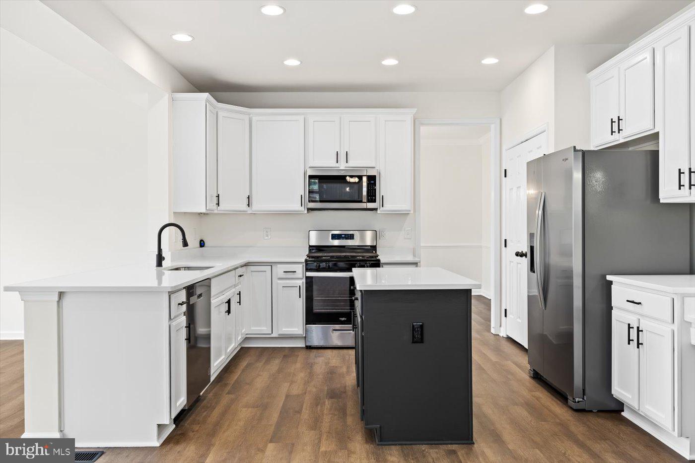 COUNTRY CLUB ESTATES - Residential