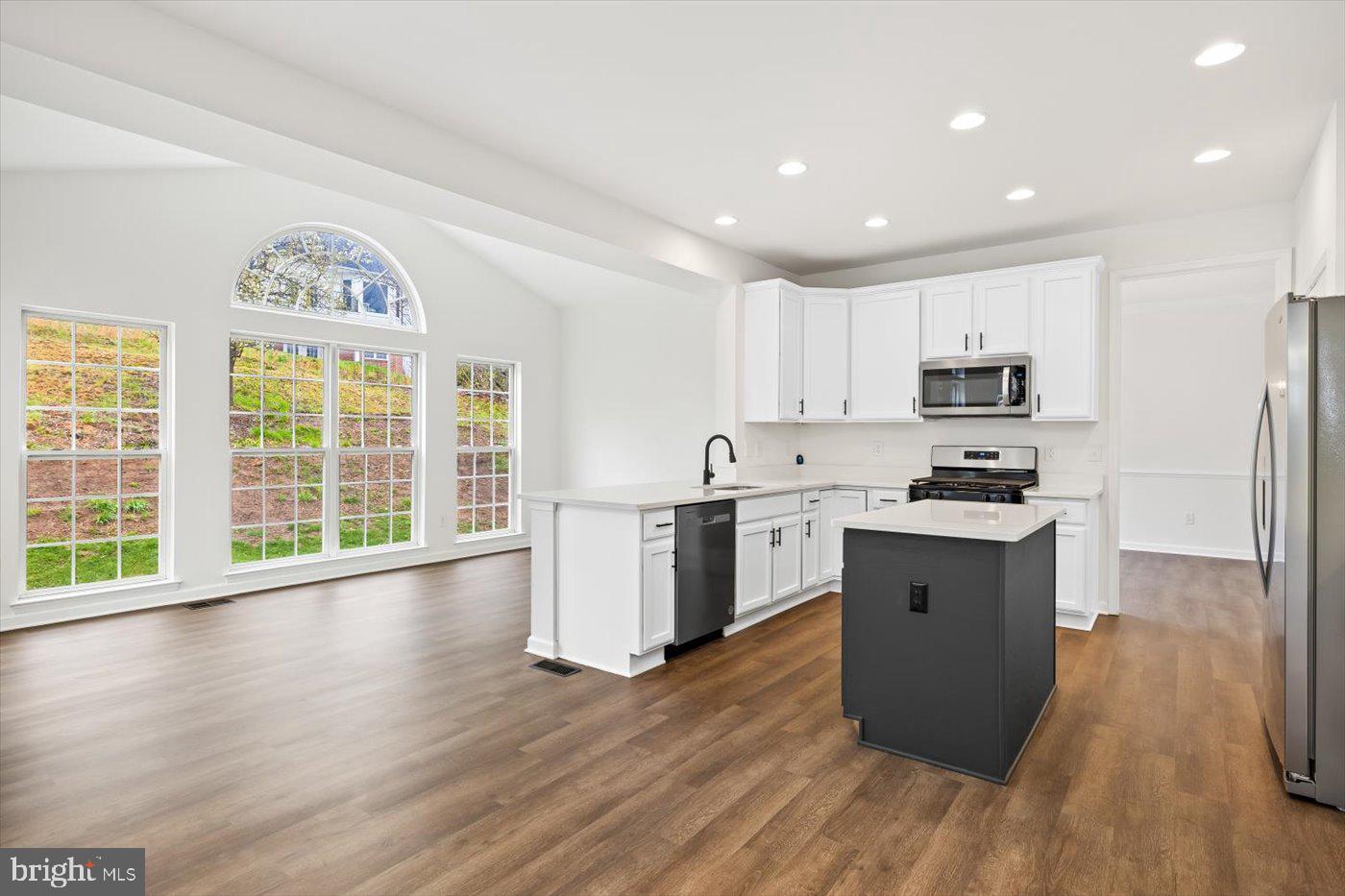 COUNTRY CLUB ESTATES - Residential