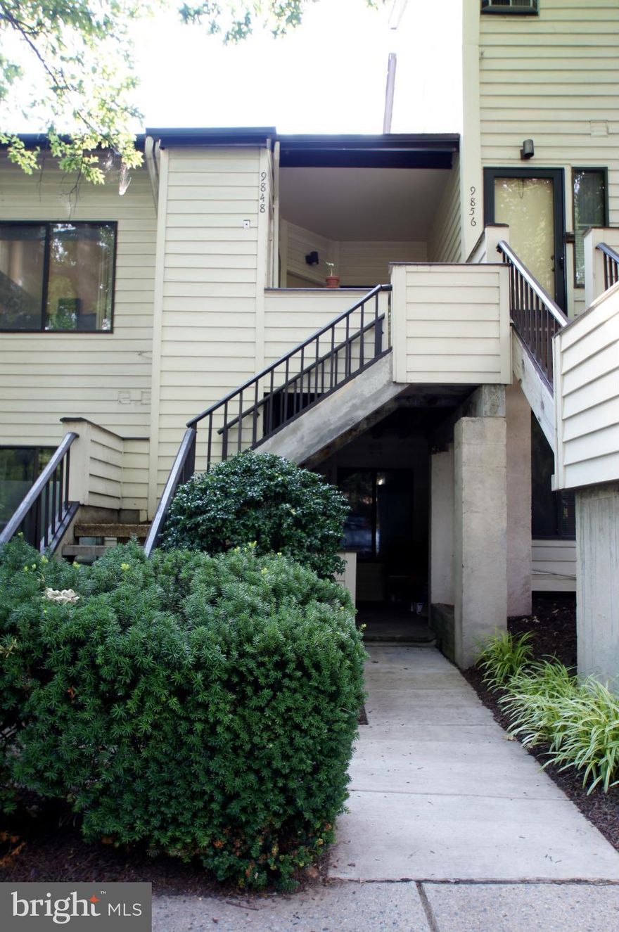 Great location and great amenities with this 1 bedroom plus loft apartment. Enjoy sitting out on your balcony or sitting by the fire place - this apartment is meant for all seasons! Great location and close to 270, Metro and nearby shops and restaurants. Available on or just before September 1st.