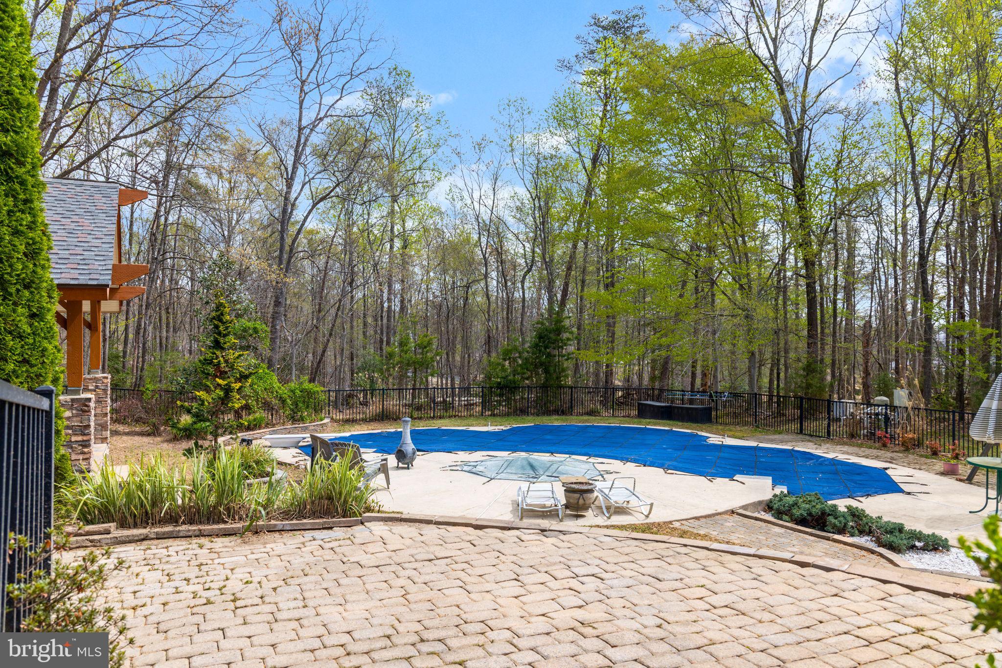 HAMPTON WOODS - Residential