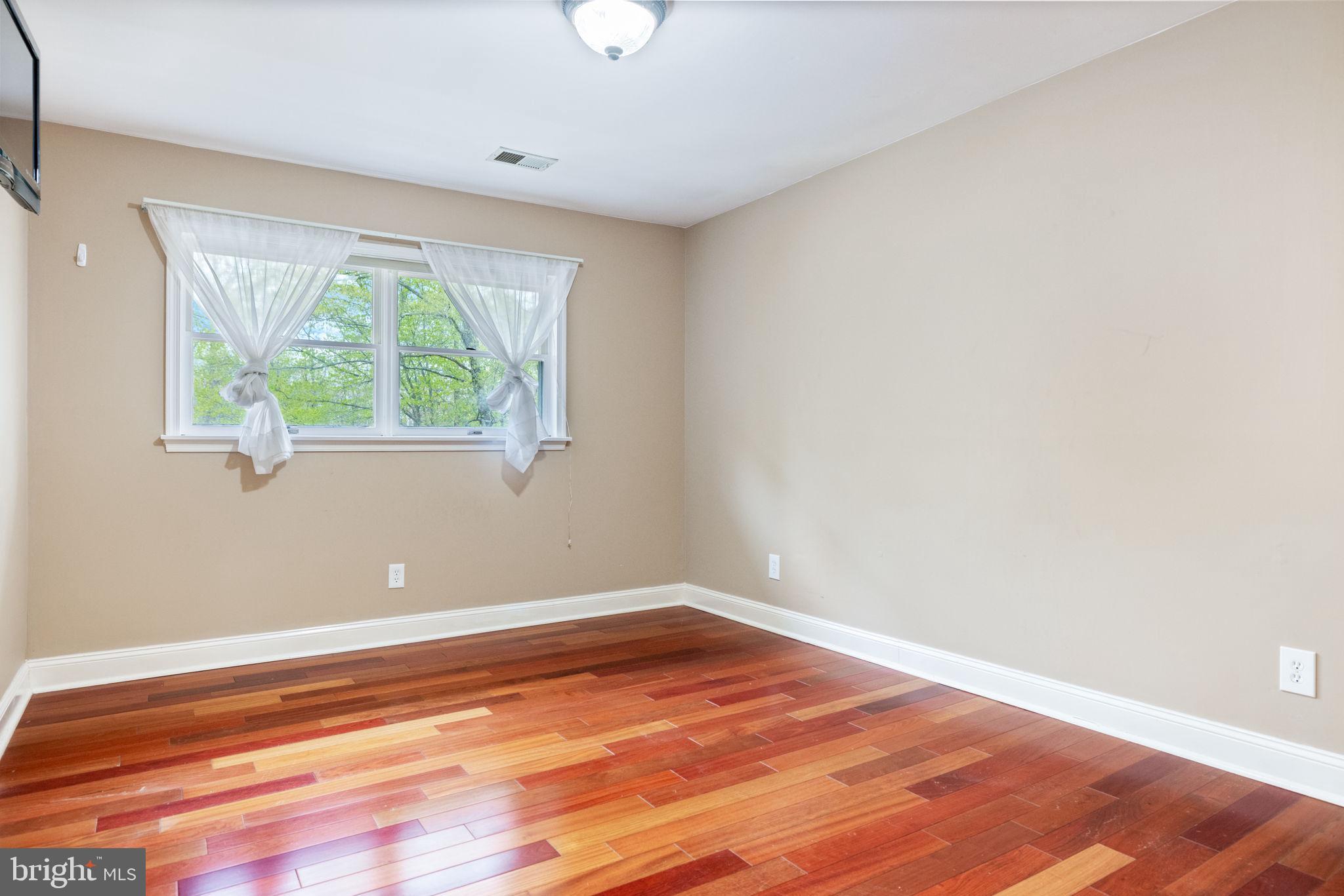 HAMPTON WOODS - Residential