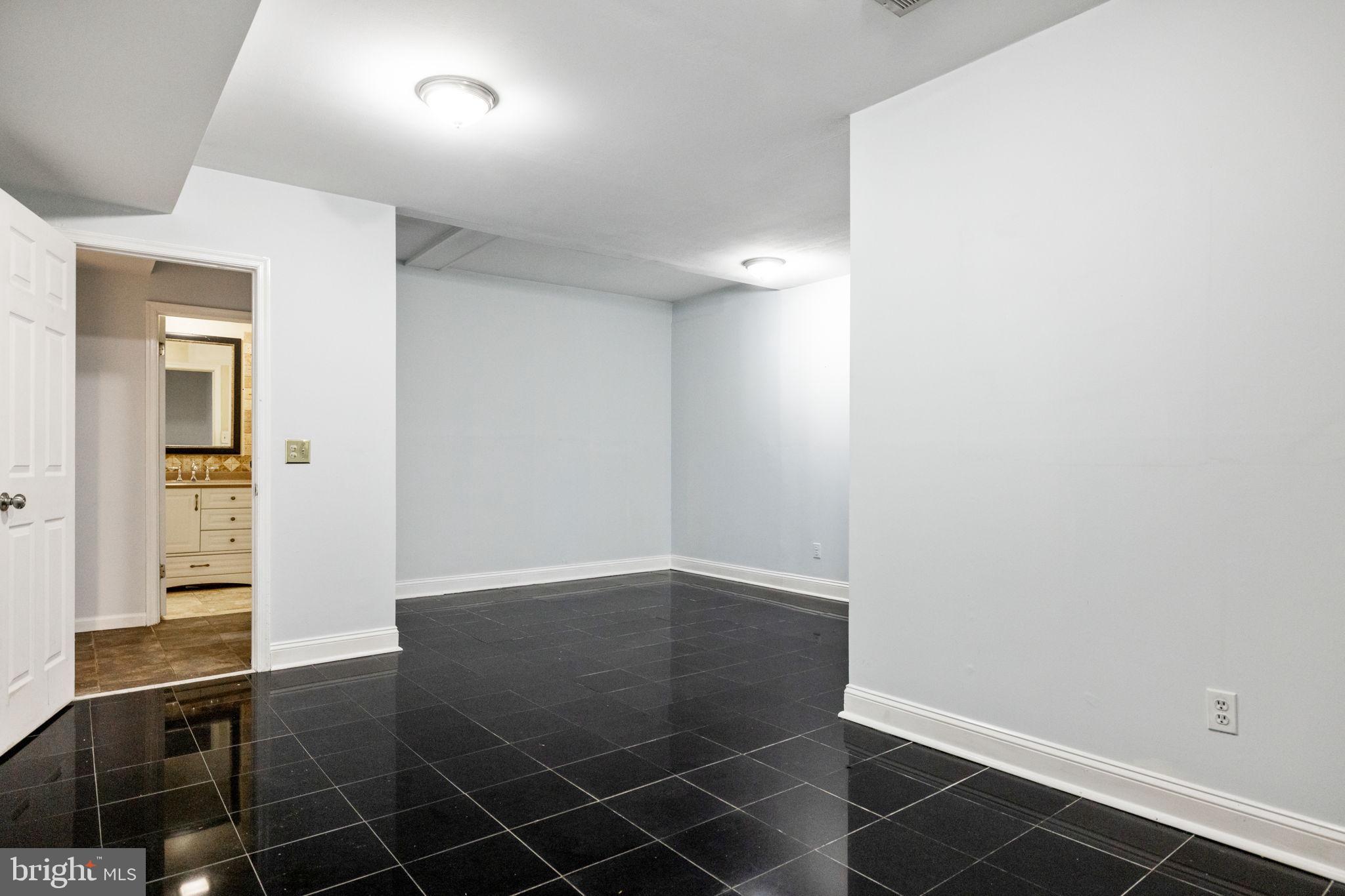 HAMPTON WOODS - Residential