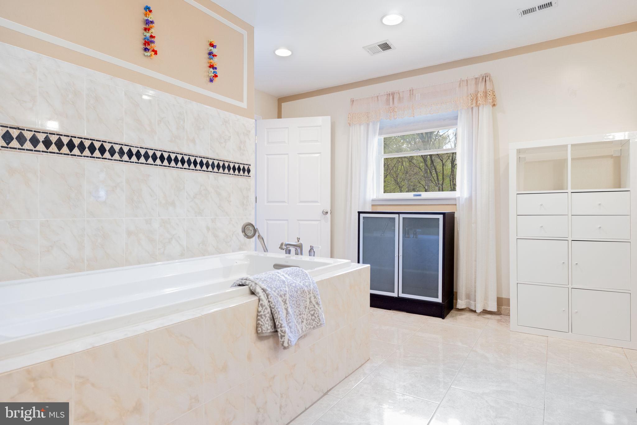 HAMPTON WOODS - Residential