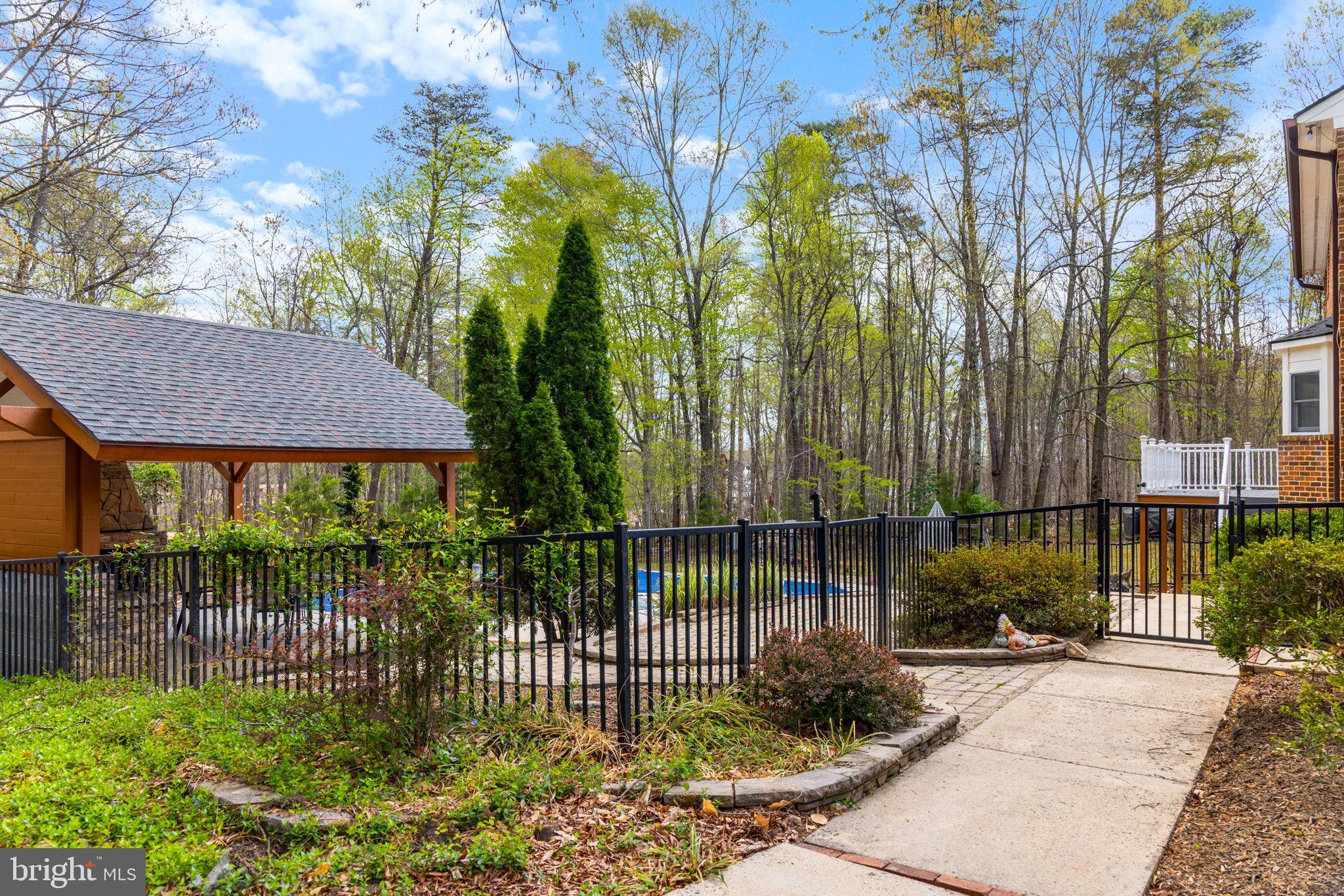 HAMPTON WOODS - Residential