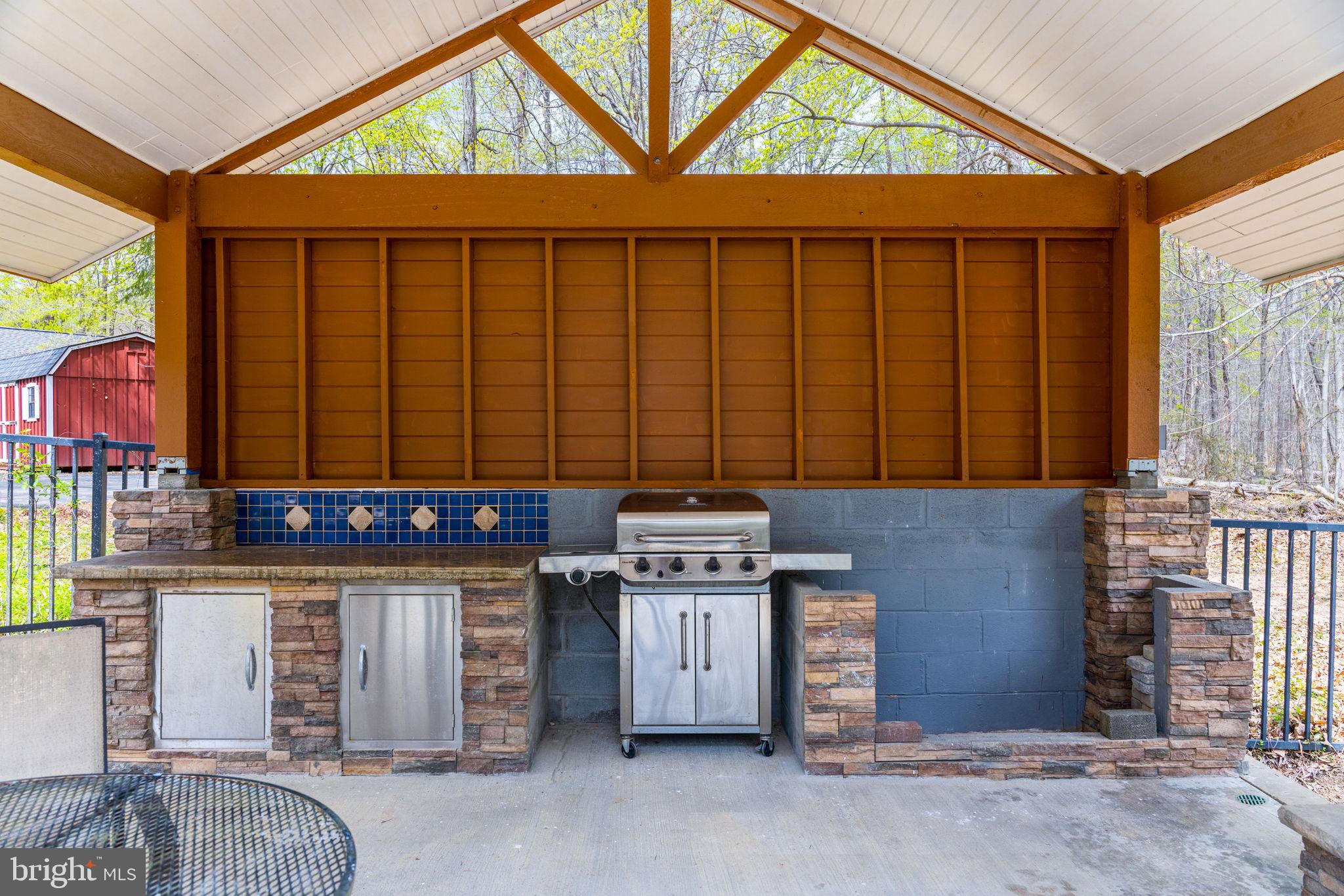 HAMPTON WOODS - Residential