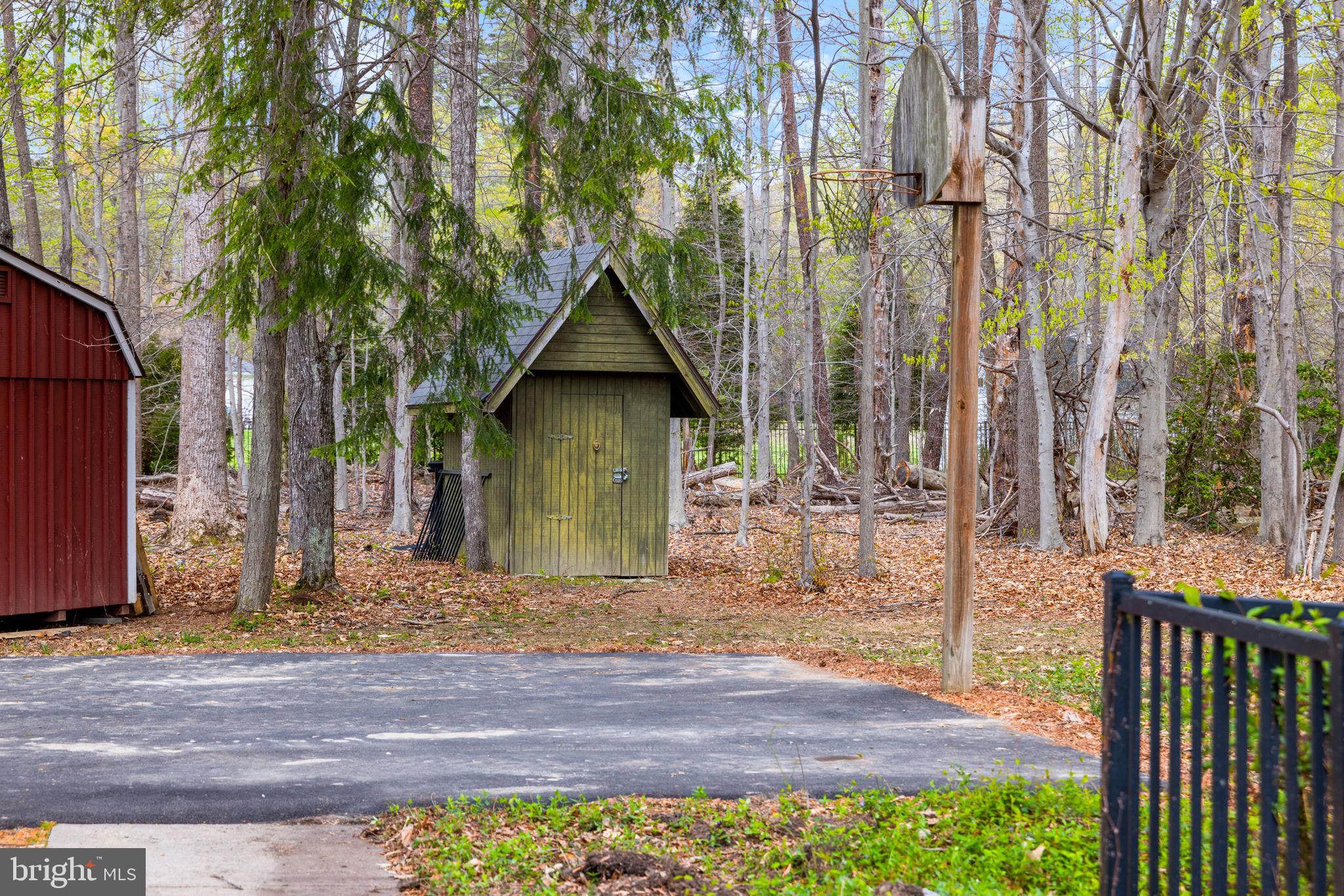 HAMPTON WOODS - Residential