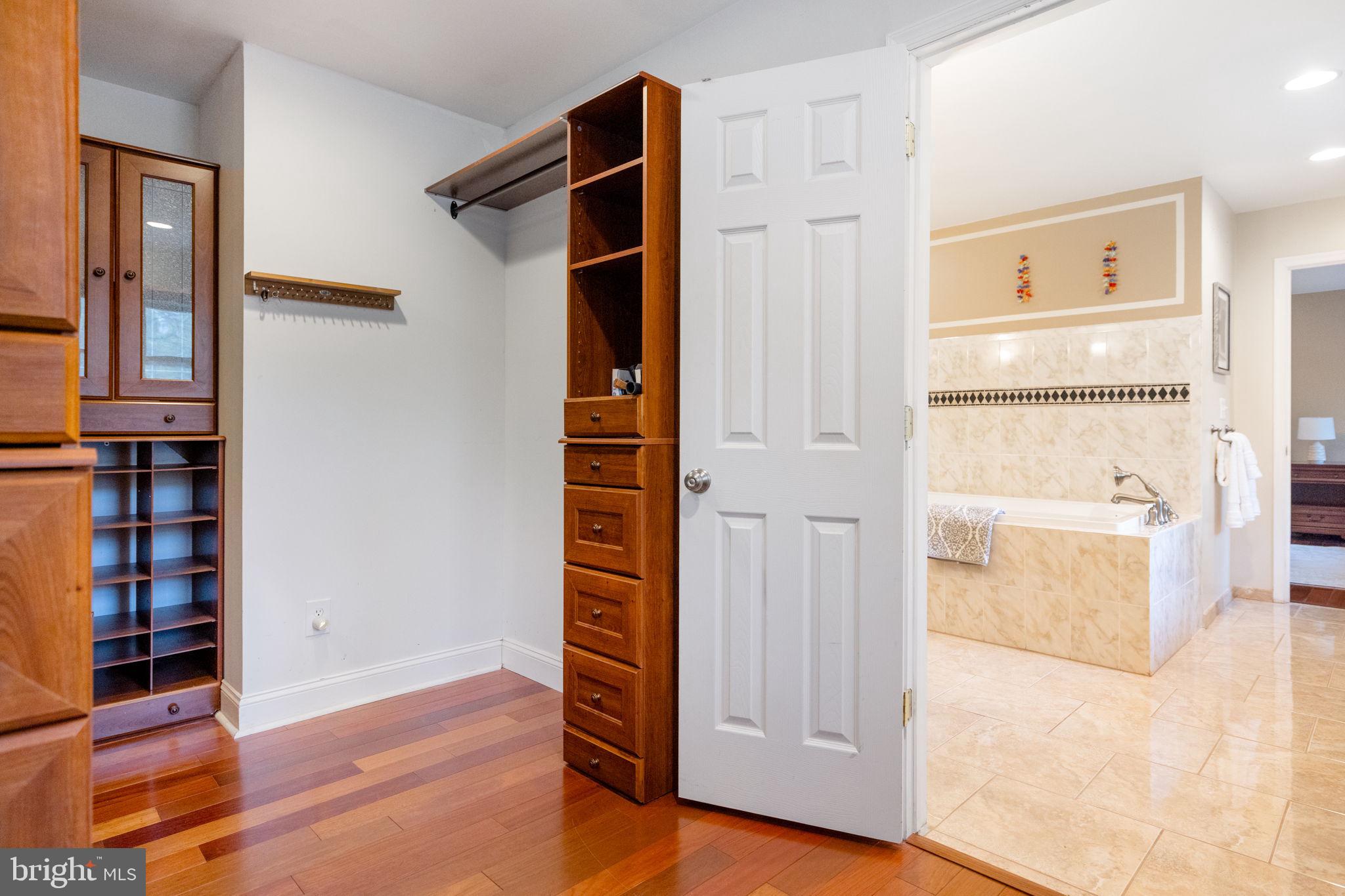 HAMPTON WOODS - Residential