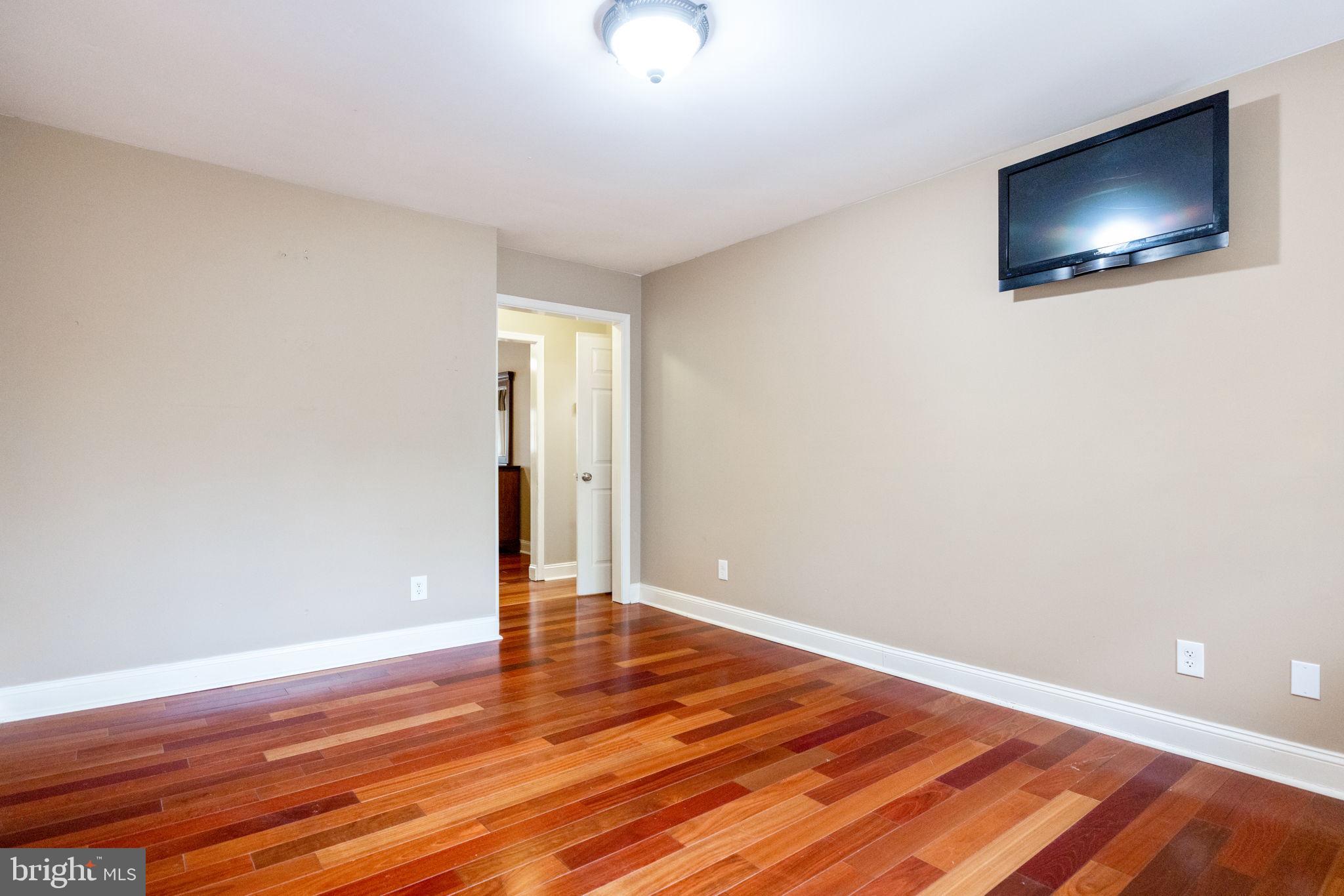 HAMPTON WOODS - Residential