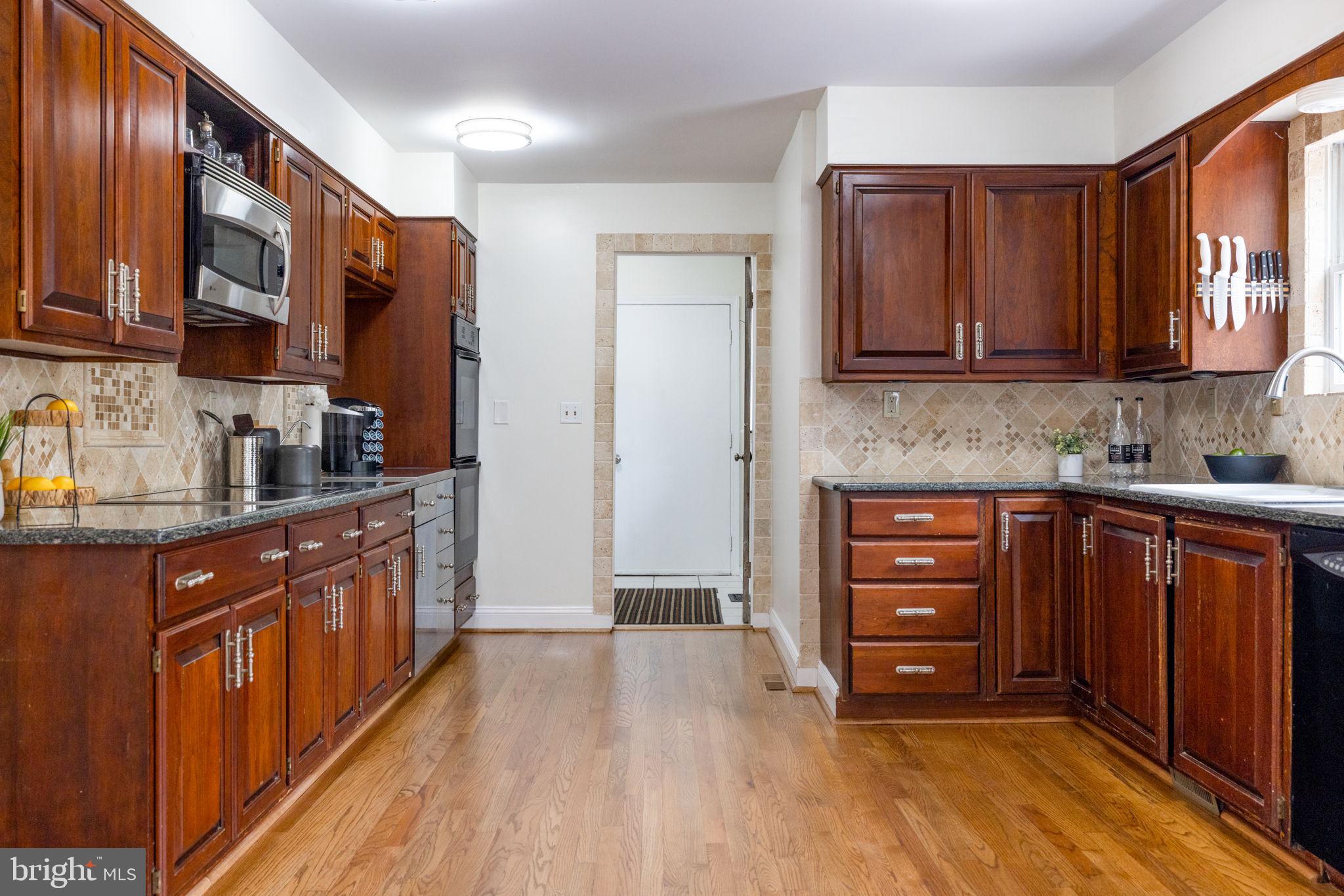 HAMPTON WOODS - Residential