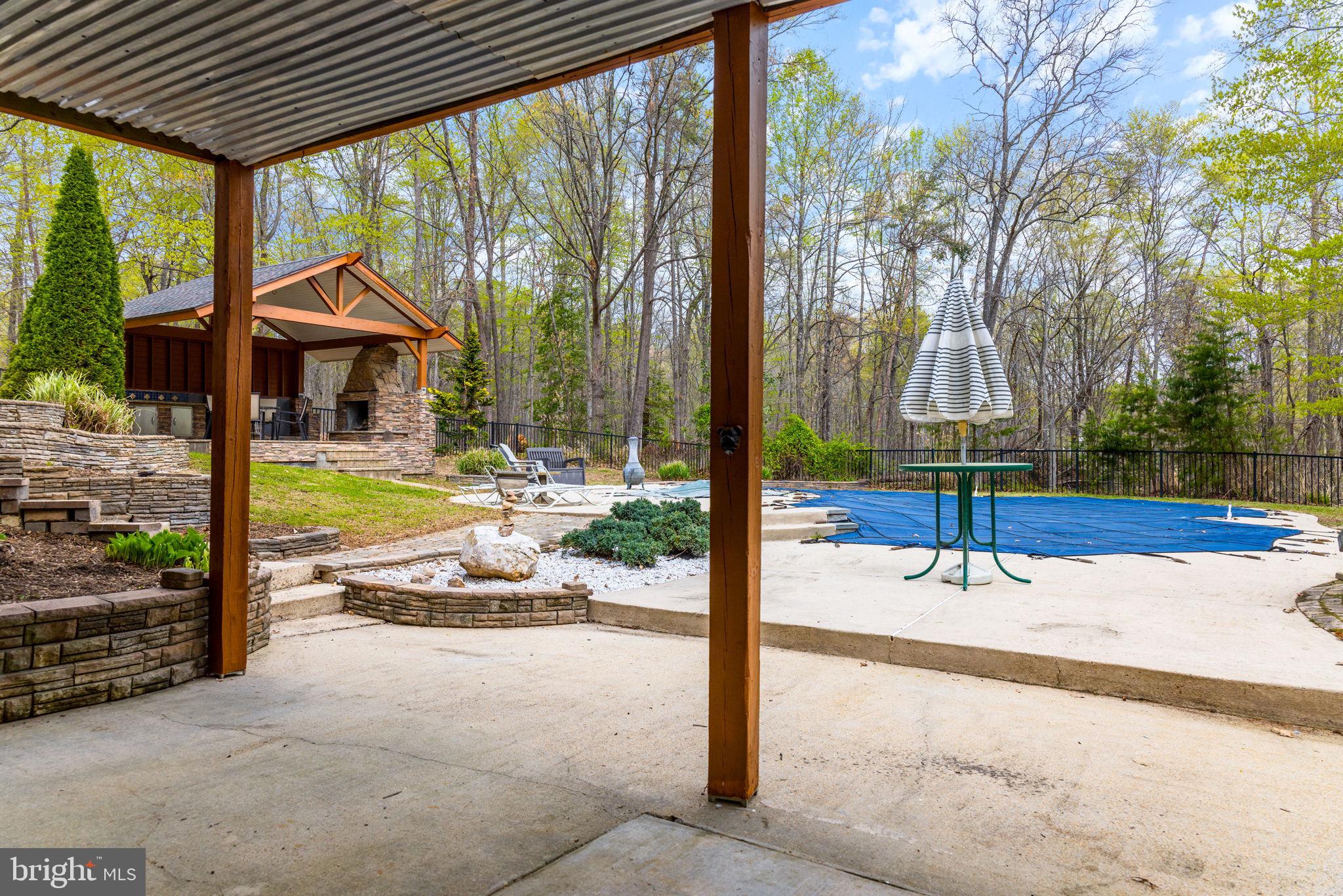 HAMPTON WOODS - Residential