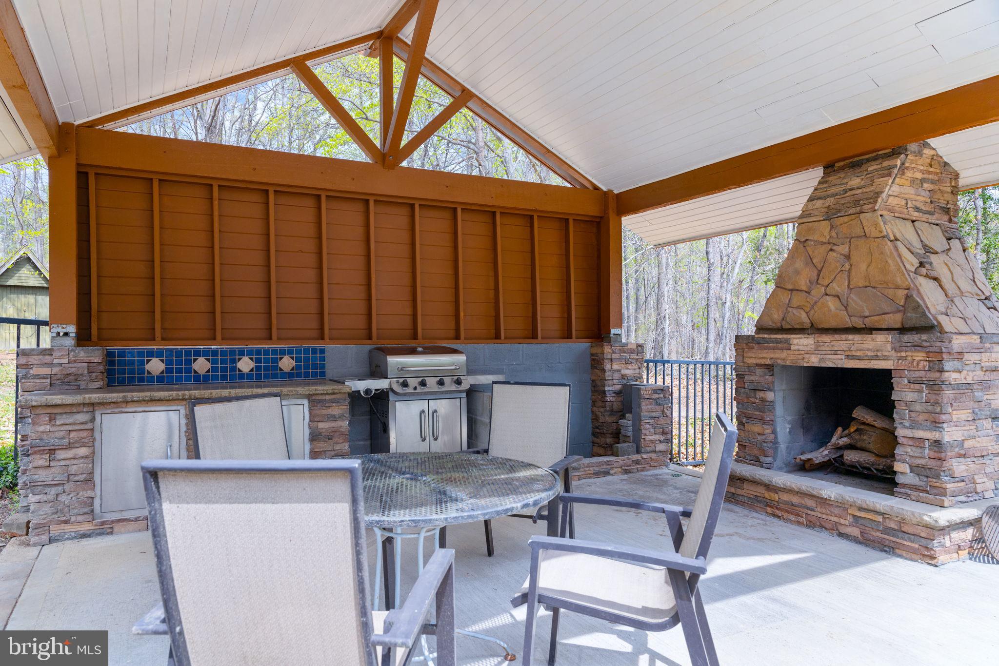 HAMPTON WOODS - Residential