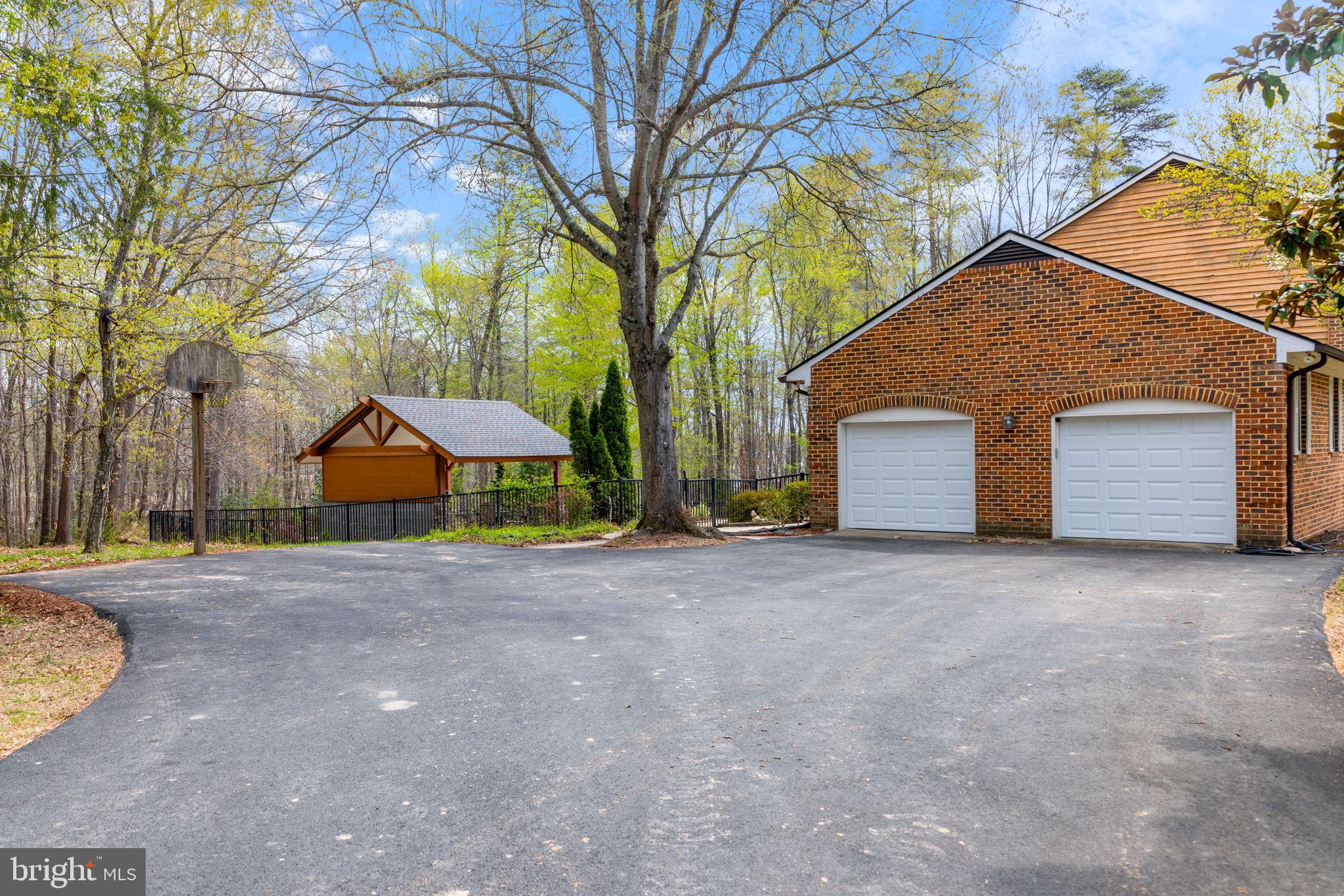 HAMPTON WOODS - Residential