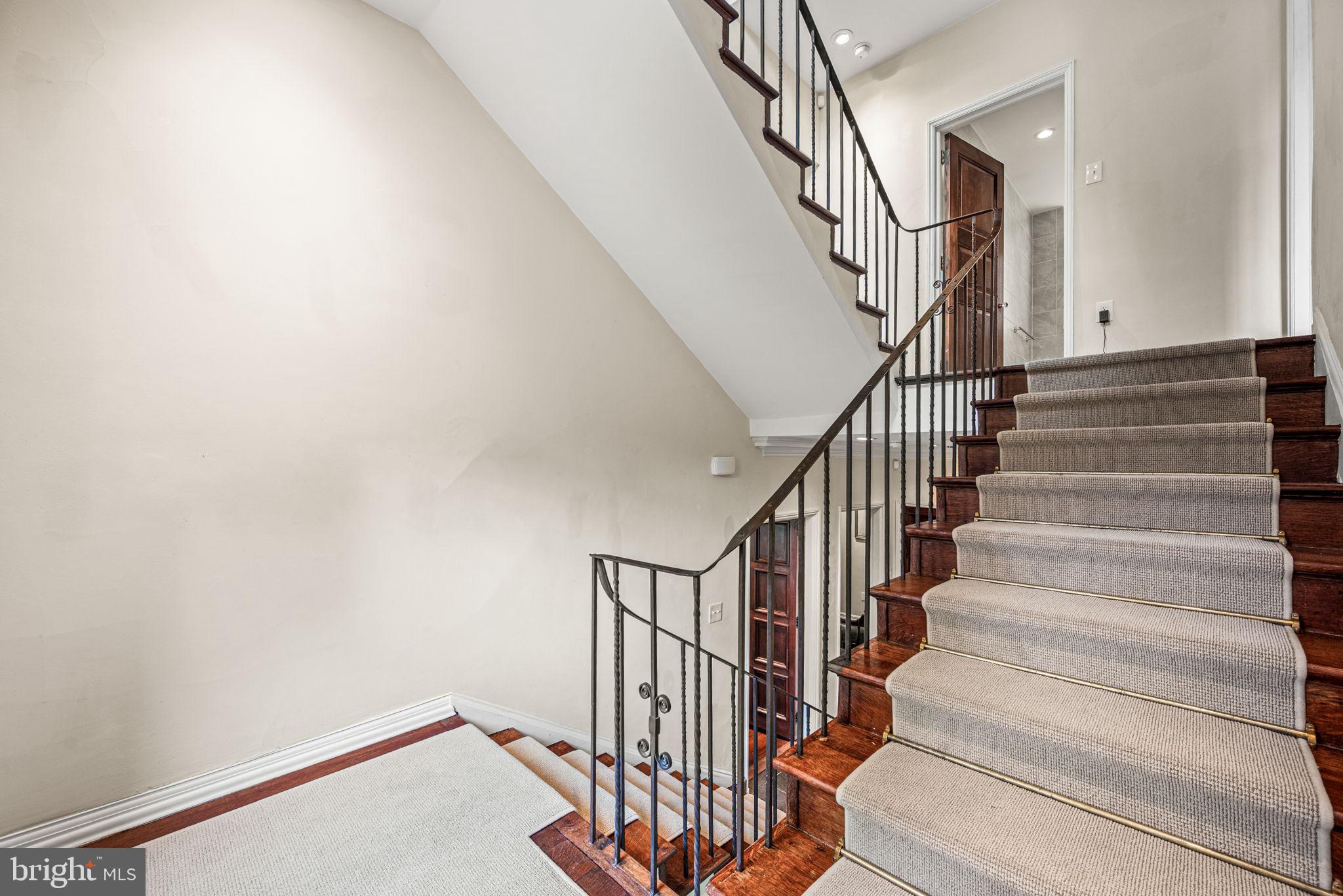 CHESTNUT HILL - Residential