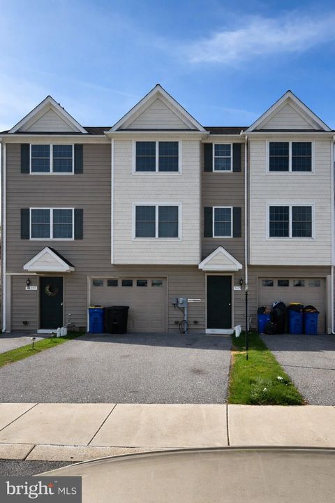 Photo of 740 Kentwell Drive, YORK, PA 17406 (MLS # PAYK2101590)